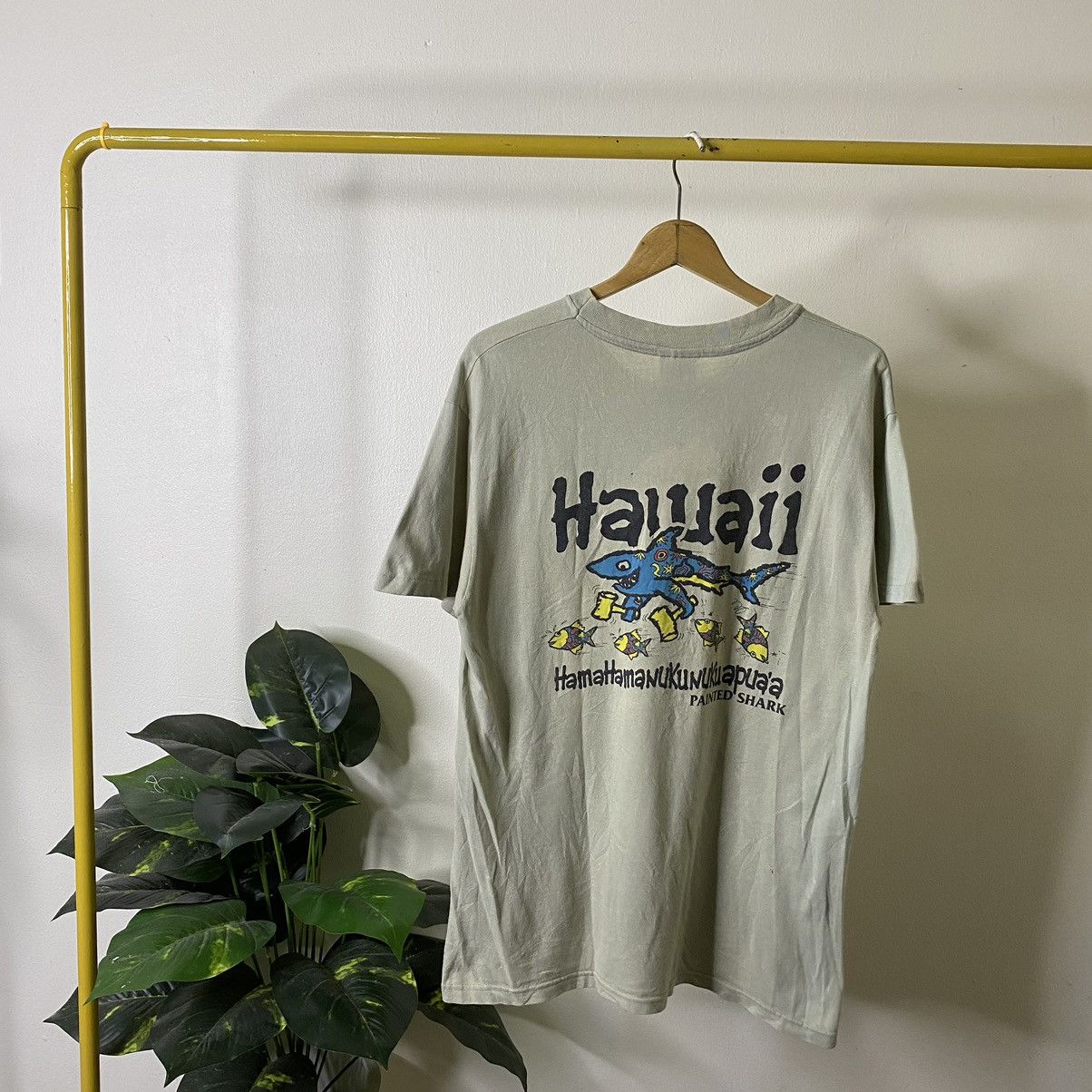 Vintage Vintage 1990s Hawaii Painted Shark Tee Size US M / EU 48-50 / 2 - 1 Thumbnail