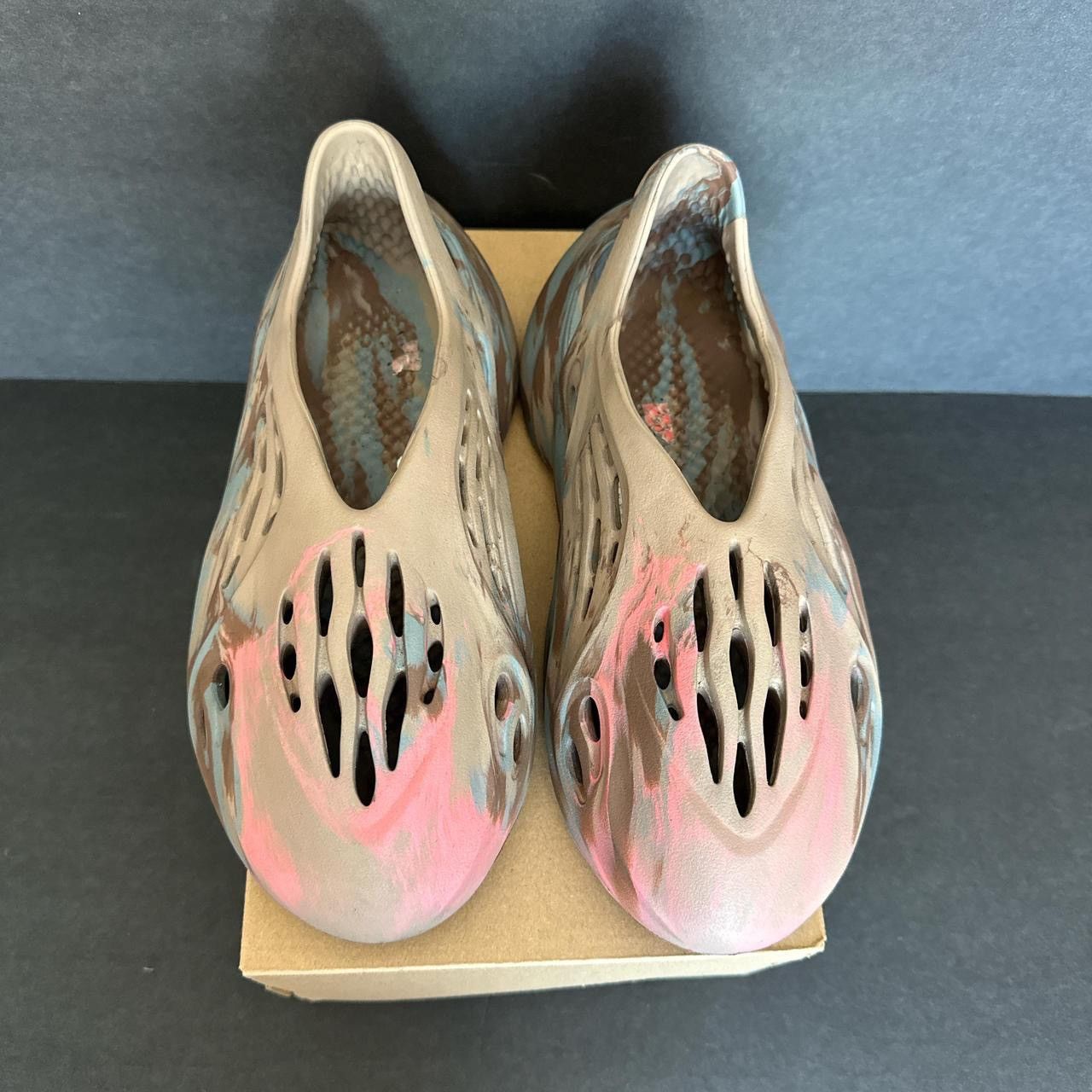 Adidas × Kanye West adidas Yeezy Foam RNNR MX Sand Grey Size 8 Size US 8 / IT 38 - 5 Thumbnail