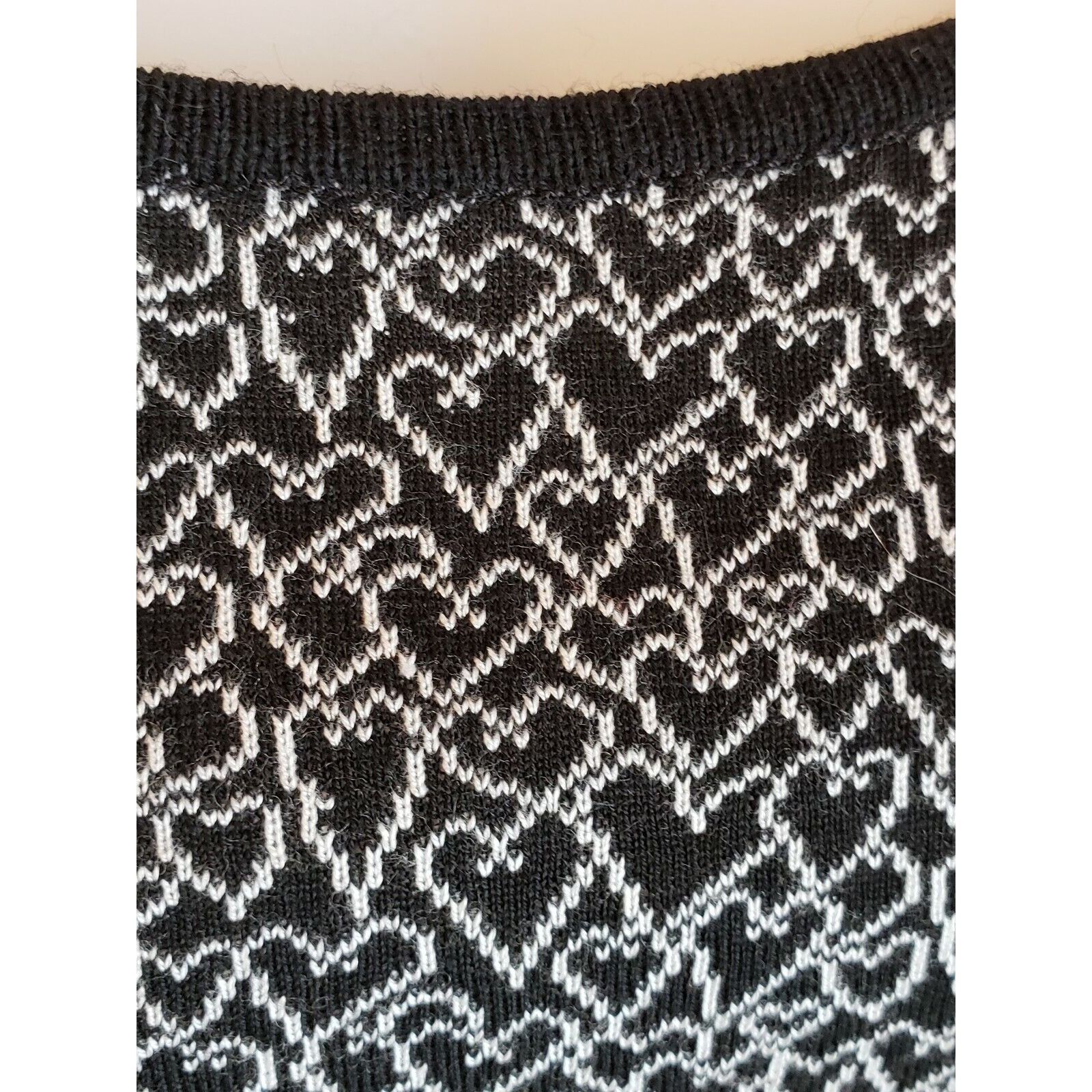 St. John St John Cashmere Blend Sweater Womens Sz Petite P Black Hear Size XS / US 0-2 / IT 36-38 - 3 Thumbnail