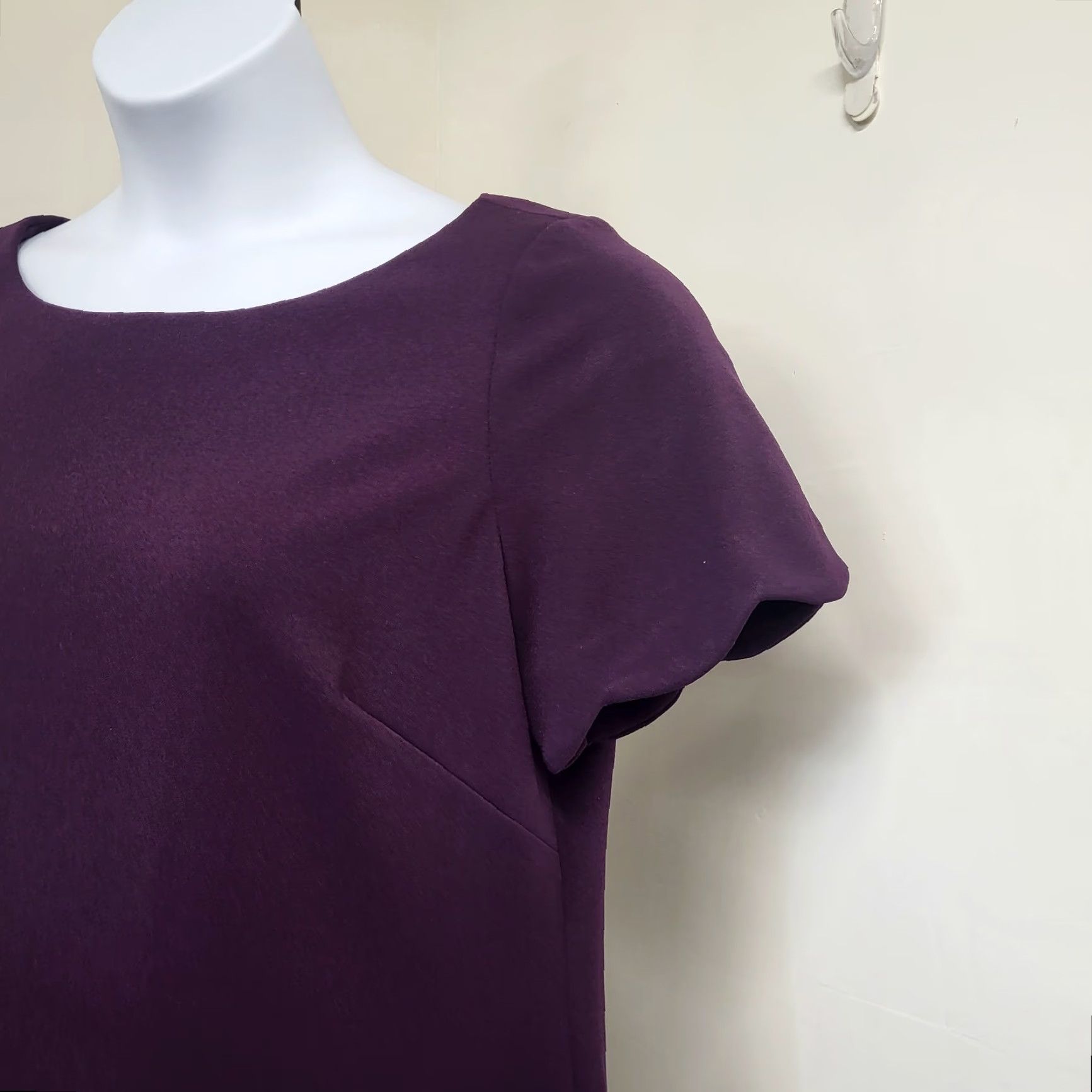Anne Klein Ann Klein Dress Women's Size 14 Purple Wine Short Sleeve Scalloped Classic Fit Size 36" / US 14 / IT 50 - 6 Thumbnail