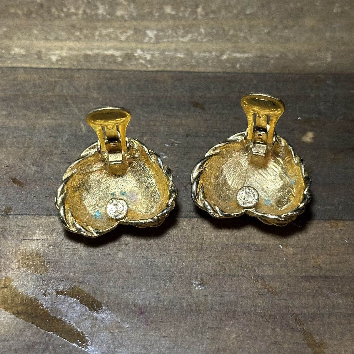 Vintage Vintage textured gold tone clip on heart earrings Size ONE SIZE - 3 Thumbnail