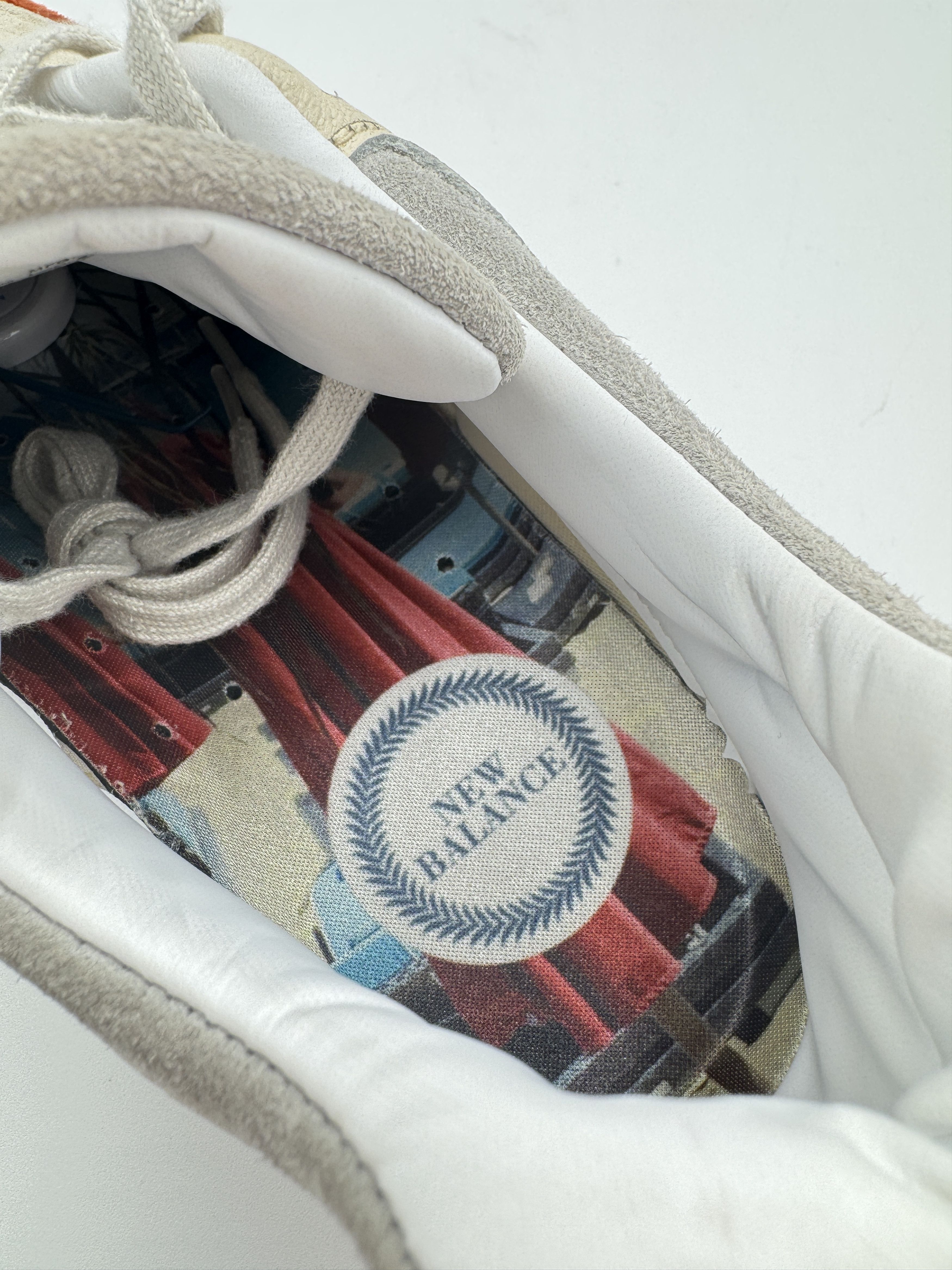 Kith Kith New Balance 997.5 Mykonos Cyclades Special Box & Socks Size US 9.5 / EU 42-43 - 8 Thumbnail