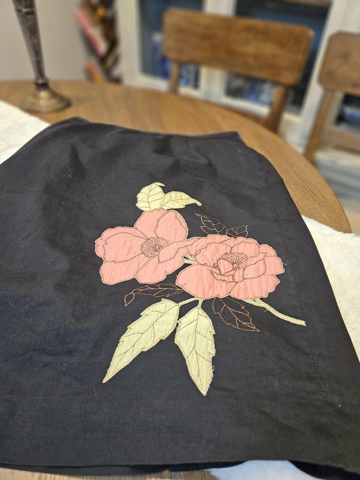 Designer Doncaster Black Skirt with Floral Embroidery (early 2000's) Size 28" / US 6 / IT 42 - 3 Thumbnail
