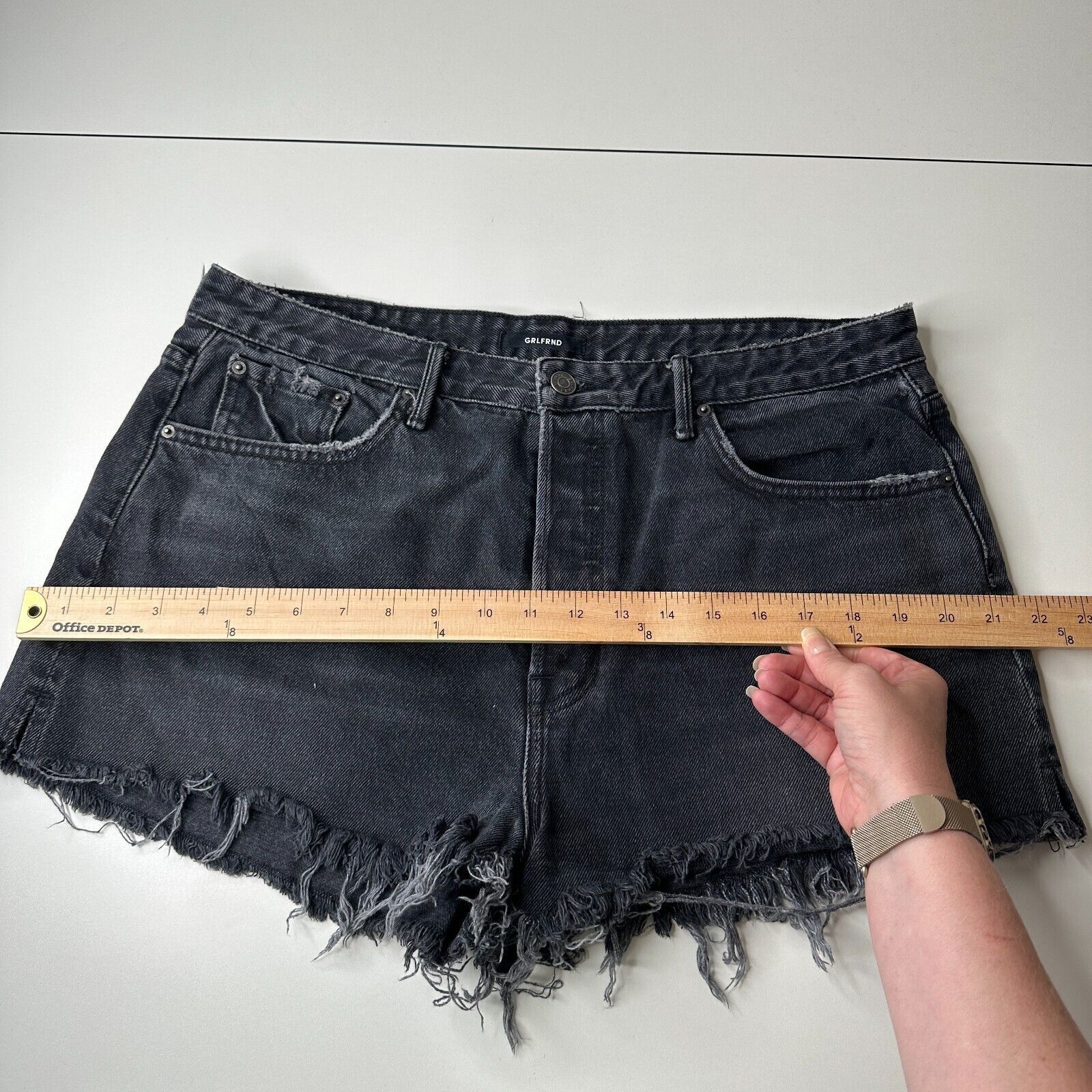 GRLFRND GRLFRND Cindy Button Fly High Rise Gray CutOff Jean Short 32 Size 32" / US 10 / IT 46 - 11 Thumbnail
