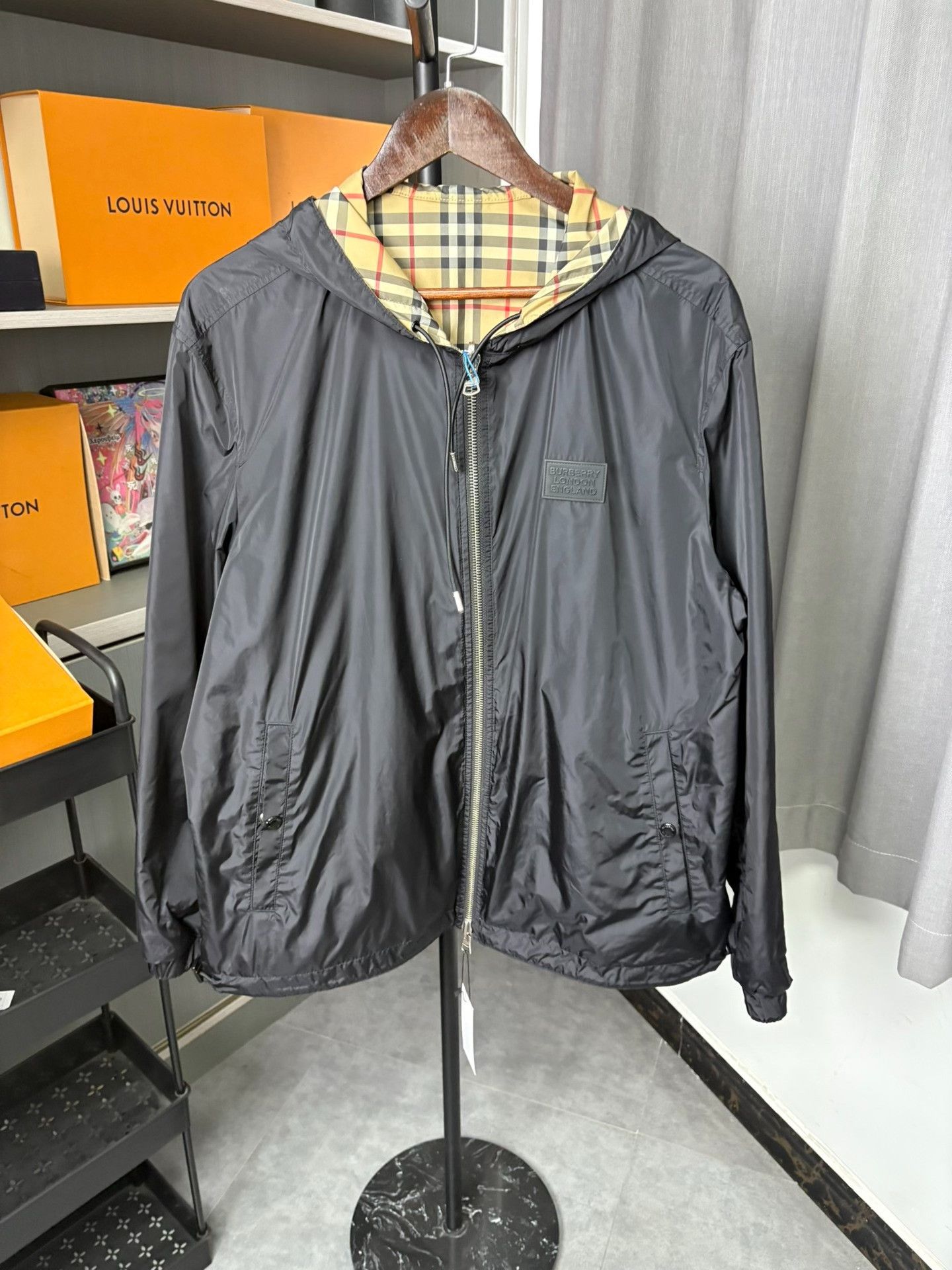 Burberry Burberry Black Light Jacket L Men Size US L / EU 52-54 / 3 - 1 Thumbnail