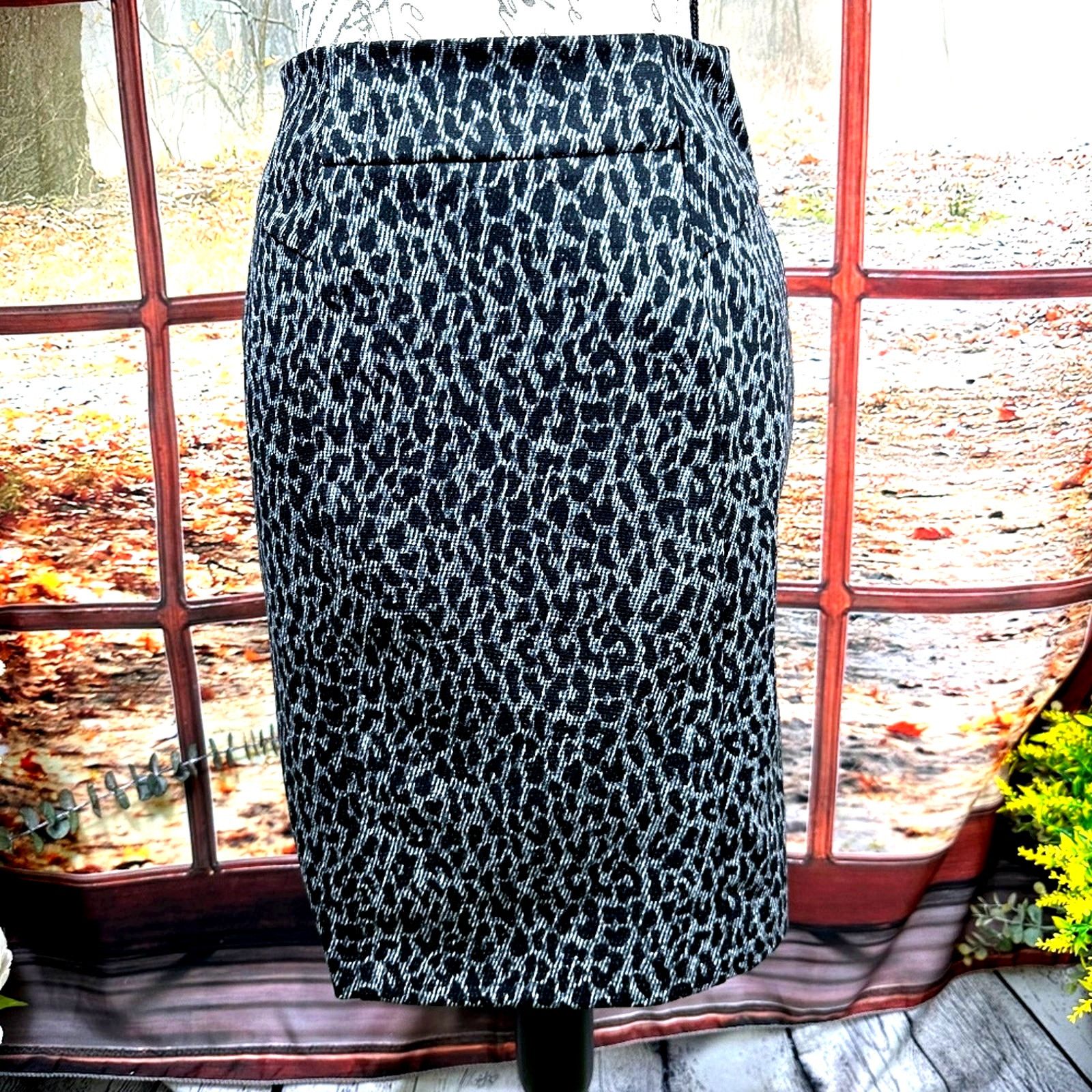 Michael Kors Michael Kors Leopard Print Skirt Gray and Black size 2 Size 26" / US 2 / IT 38 - 2 Thumbnail