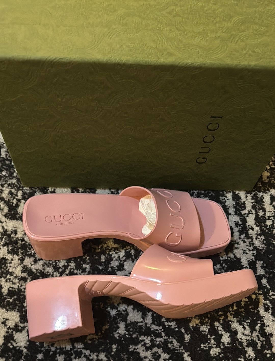 Gucci Gucci Rubber Logo Sandal Slipper Wild Rose size 37 Size US 7 / IT 37 - 3 Thumbnail