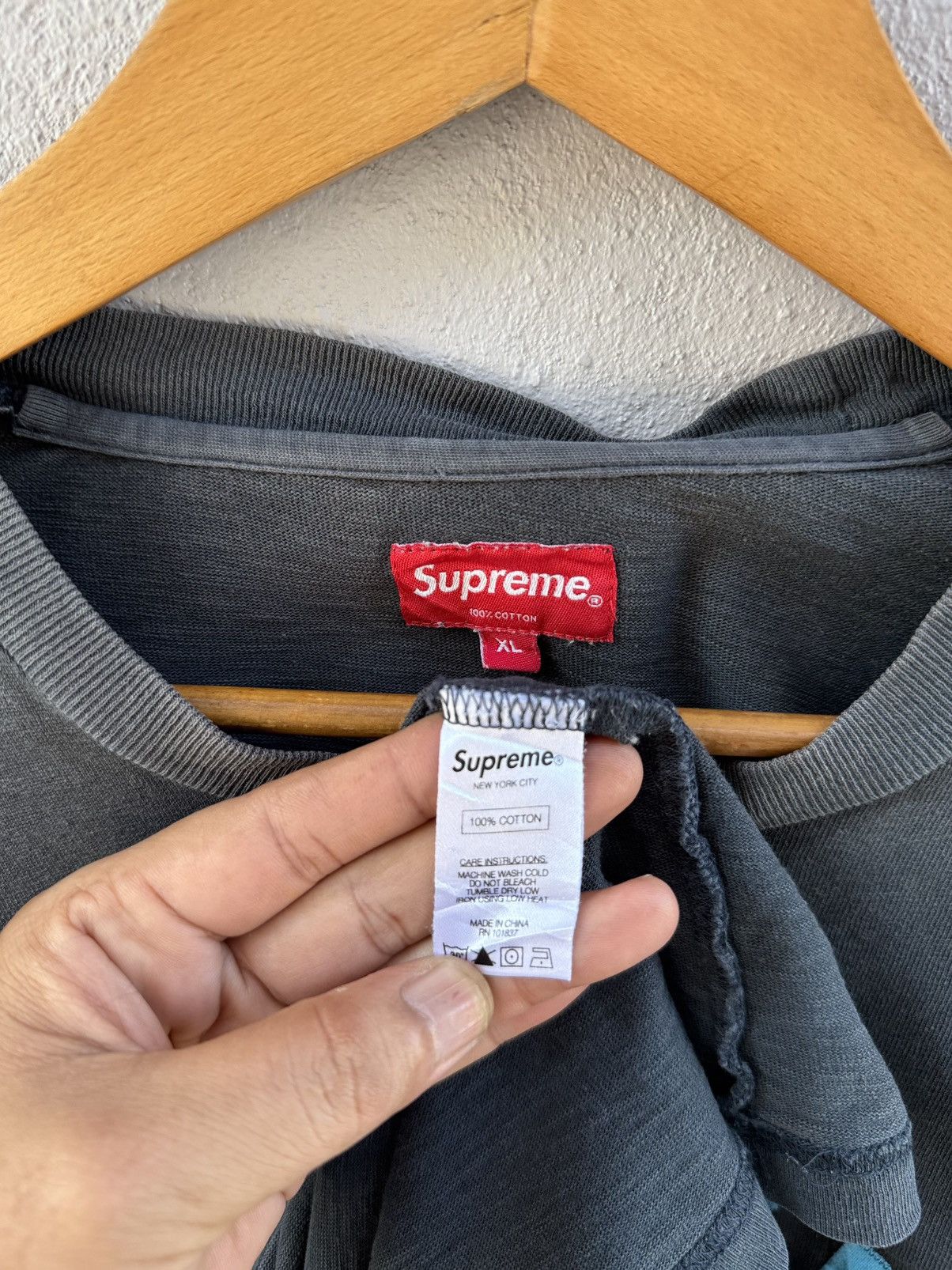 Supreme Thrashed Supreme SS24 Arc Logo Sun Faded Grunge Tee Size US XL / EU 56 / 4 - 7 Thumbnail