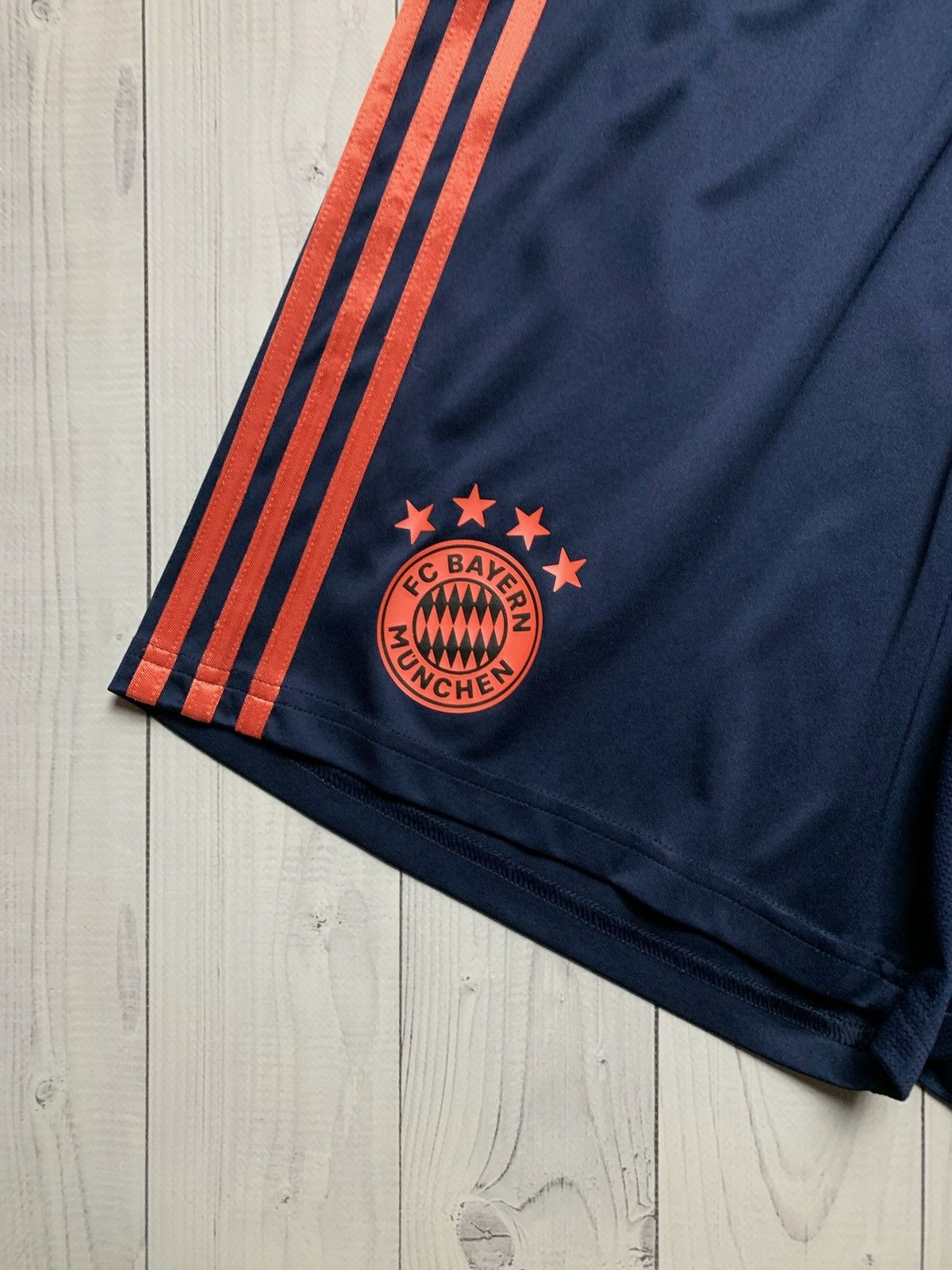 Vintage Vintage Bayern Munich soccer shorts adidas size M Size US 31 - 2 Thumbnail
