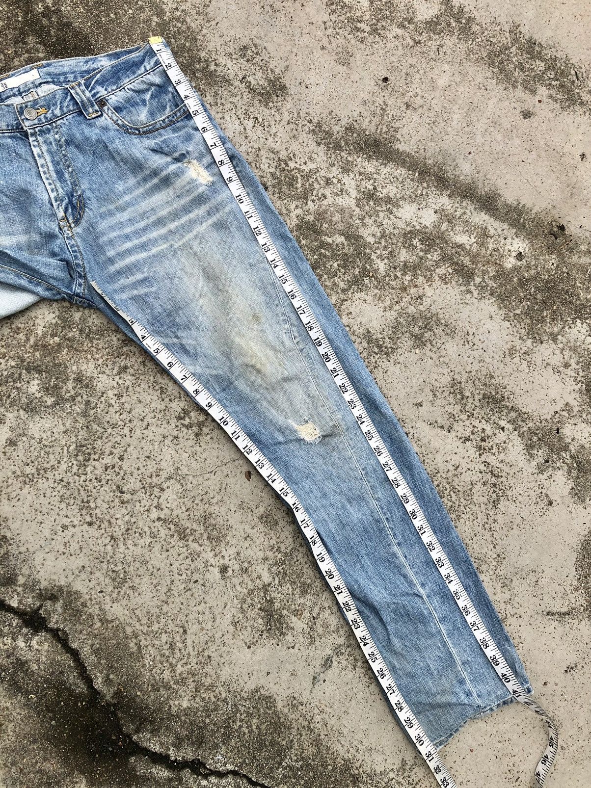 Global Work TWIST BUCKLE BACK DISTRESSED DENIM Size US 33 - 7 Thumbnail