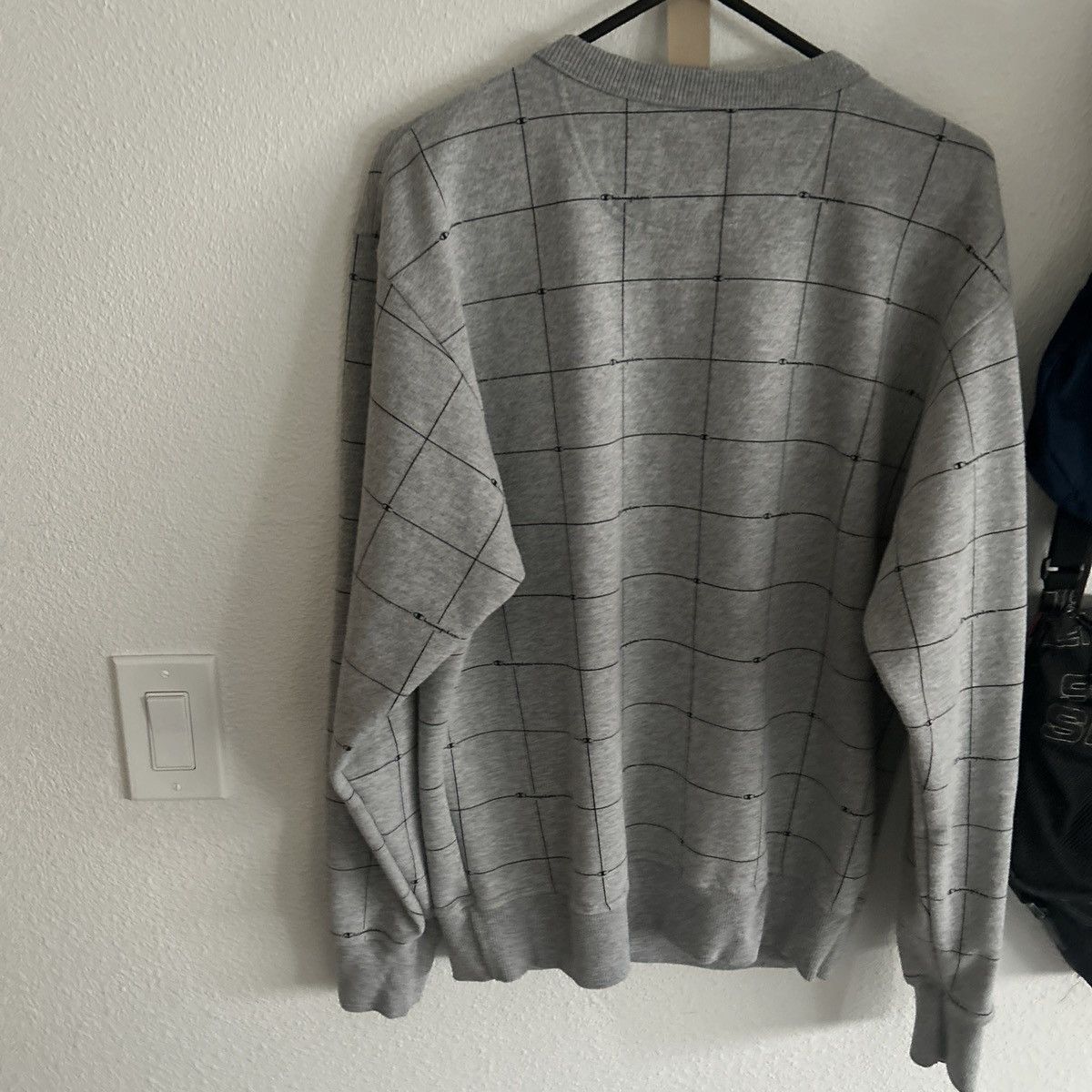 Champion Champion sweater gently used size m Size US M / EU 48-50 / 2 - 2 Thumbnail