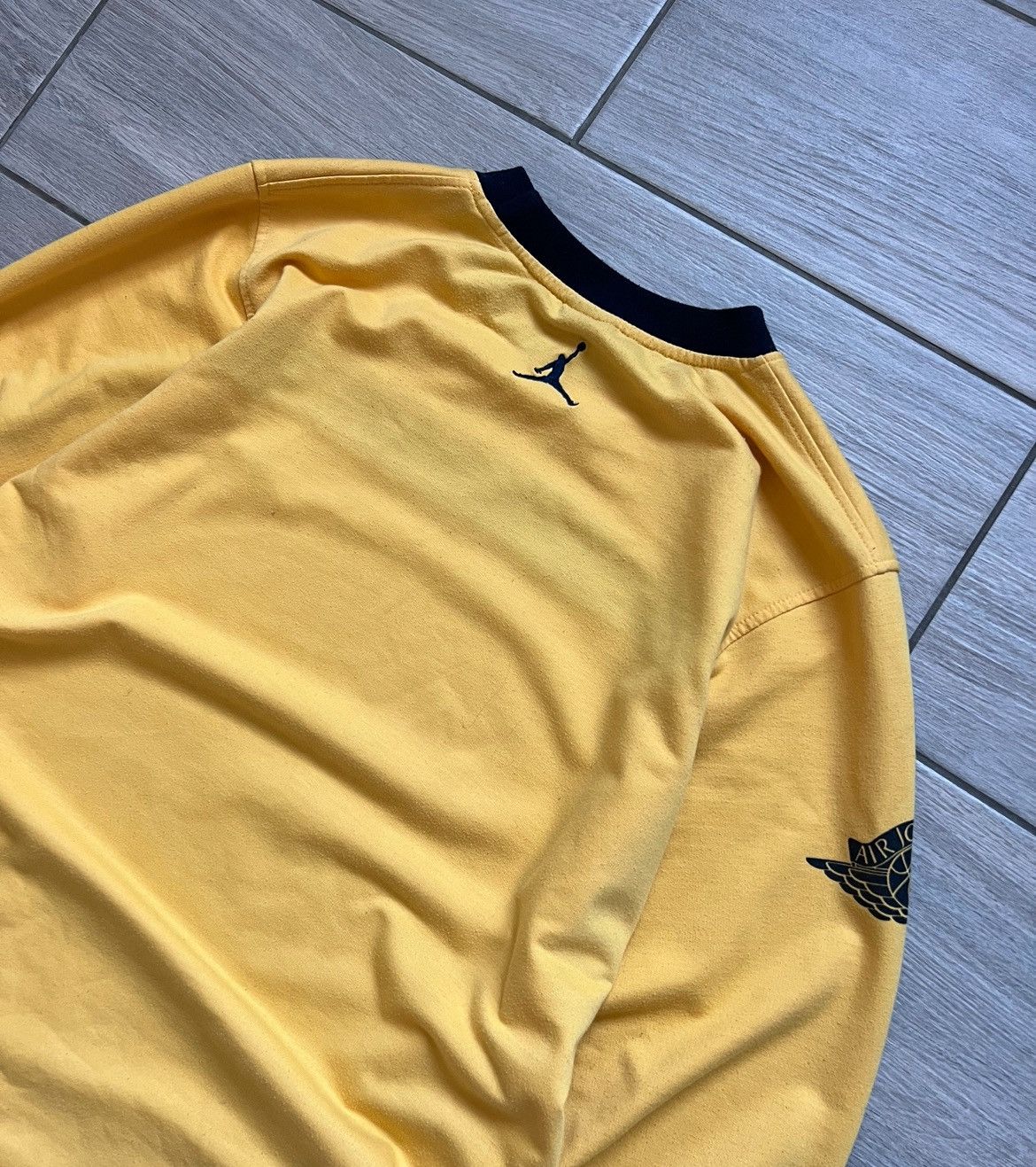 Jordan Brand Vintage Nike Air Jordan Longsleeve Mini Logo Y2K Size US L / EU 52-54 / 3 - 11 Thumbnail
