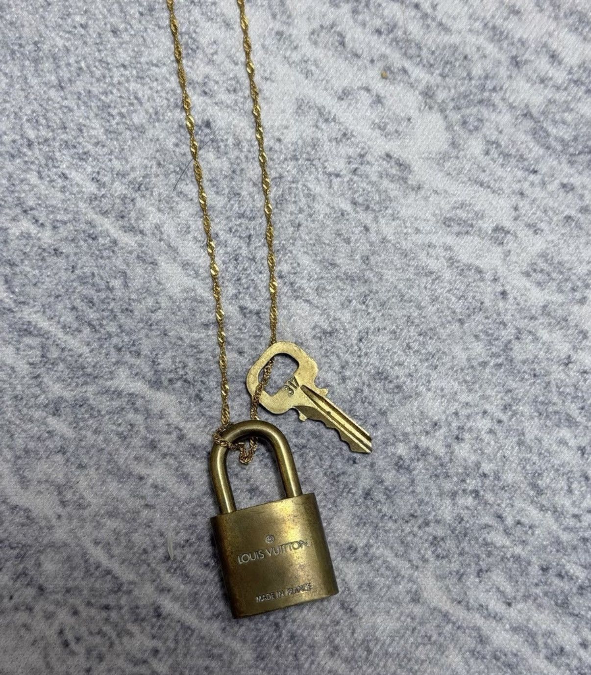 Louis Vuitton Louis Vuitton LV Padlock Necklace Size ONE SIZE - 3 Thumbnail