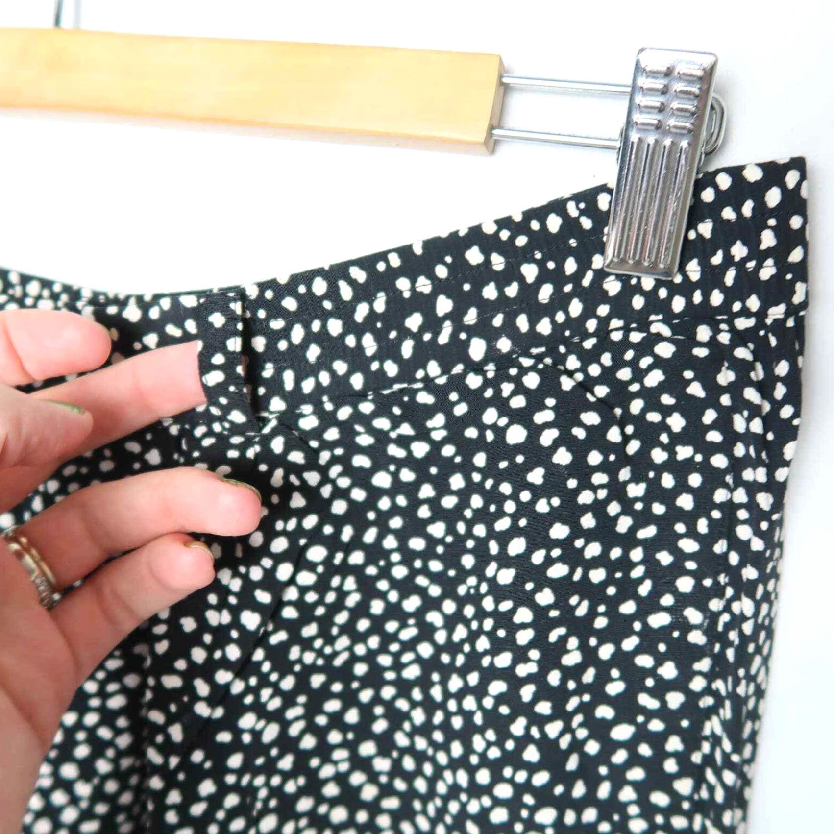 Liz Claiborne VINTAGE Liz Claiborne Pants 90s Black Cream Spot Print FlowY Straight Leg 8 Womens Regular Rise Inseam 24” Rayon Casual Arts & Crafts Size 30" / US 8 / IT 44 - 2 Thumbnail