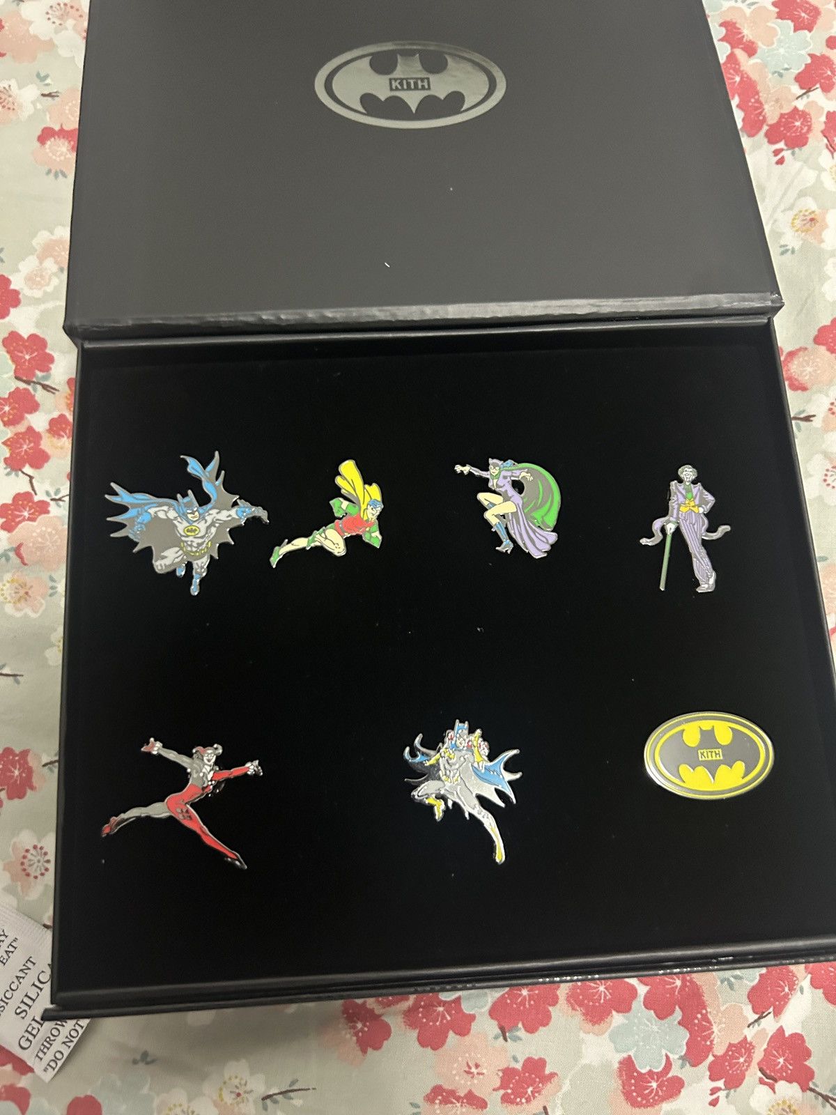 DC Comics × Kith Kith x batman pin set (7) enamel Size ONE SIZE - 2 Thumbnail