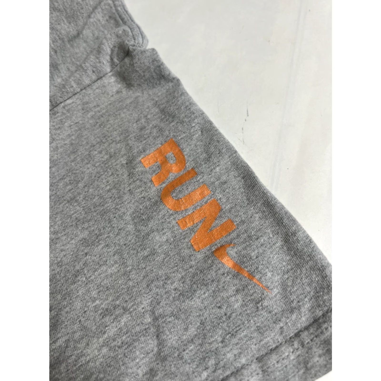 Nike VINTAGE Nike T-Shirt Mens Long Sleeve Crew Neck Gray Honolulu Marathon 2005 Running USA Graphic Print Logo Size L Size US L / EU 52-54 / 3 - 7 Thumbnail