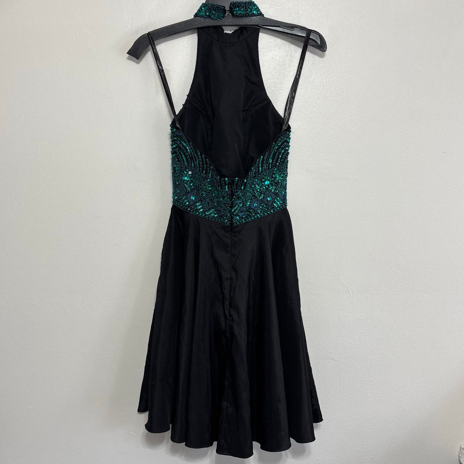 Other Milano Formals Emerald Sequin Halter Prom Dress 2 Size XS / US 0-2 / IT 36-38 - 2 Thumbnail