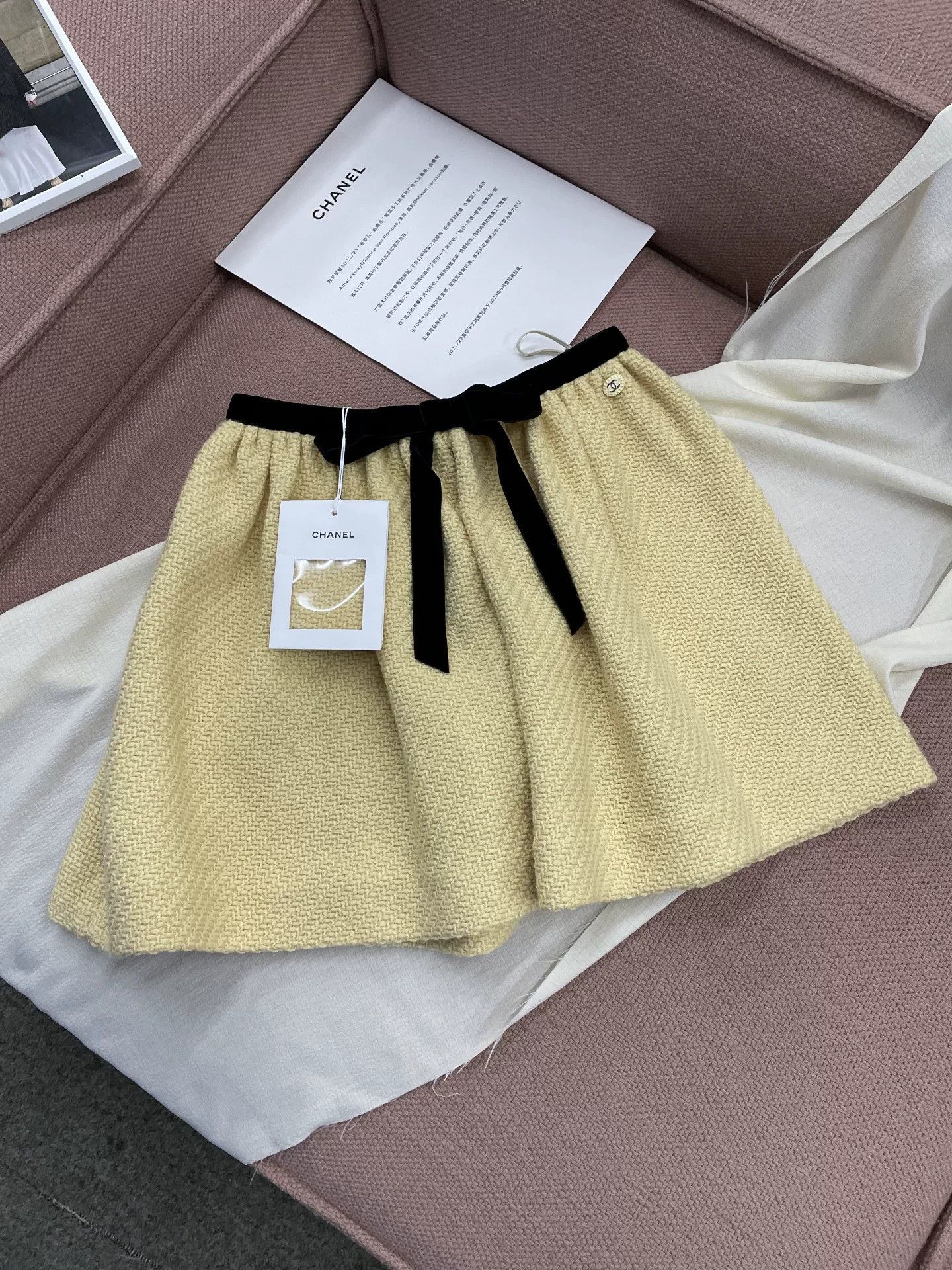 Chanel Chanel Yellow Bow Skirt 22B Collection Size US 34 / EU 50 - 1 Thumbnail