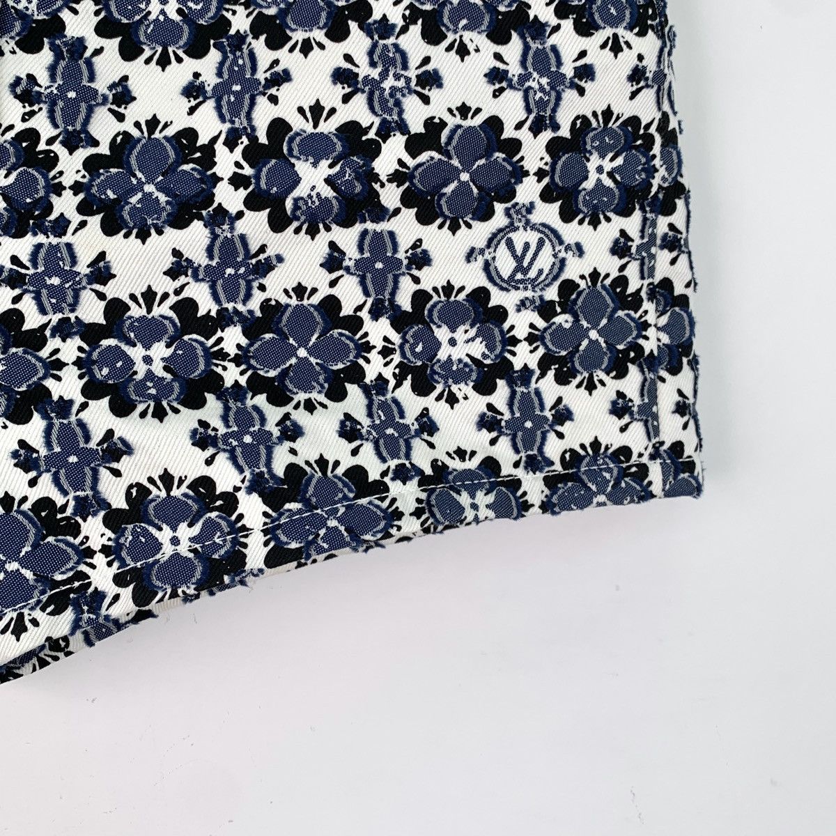 Louis Vuitton Louis Vuitton All Print Casual Denim Shorts K26WX Size 24" / US 00 / IT 34 - 4 Thumbnail