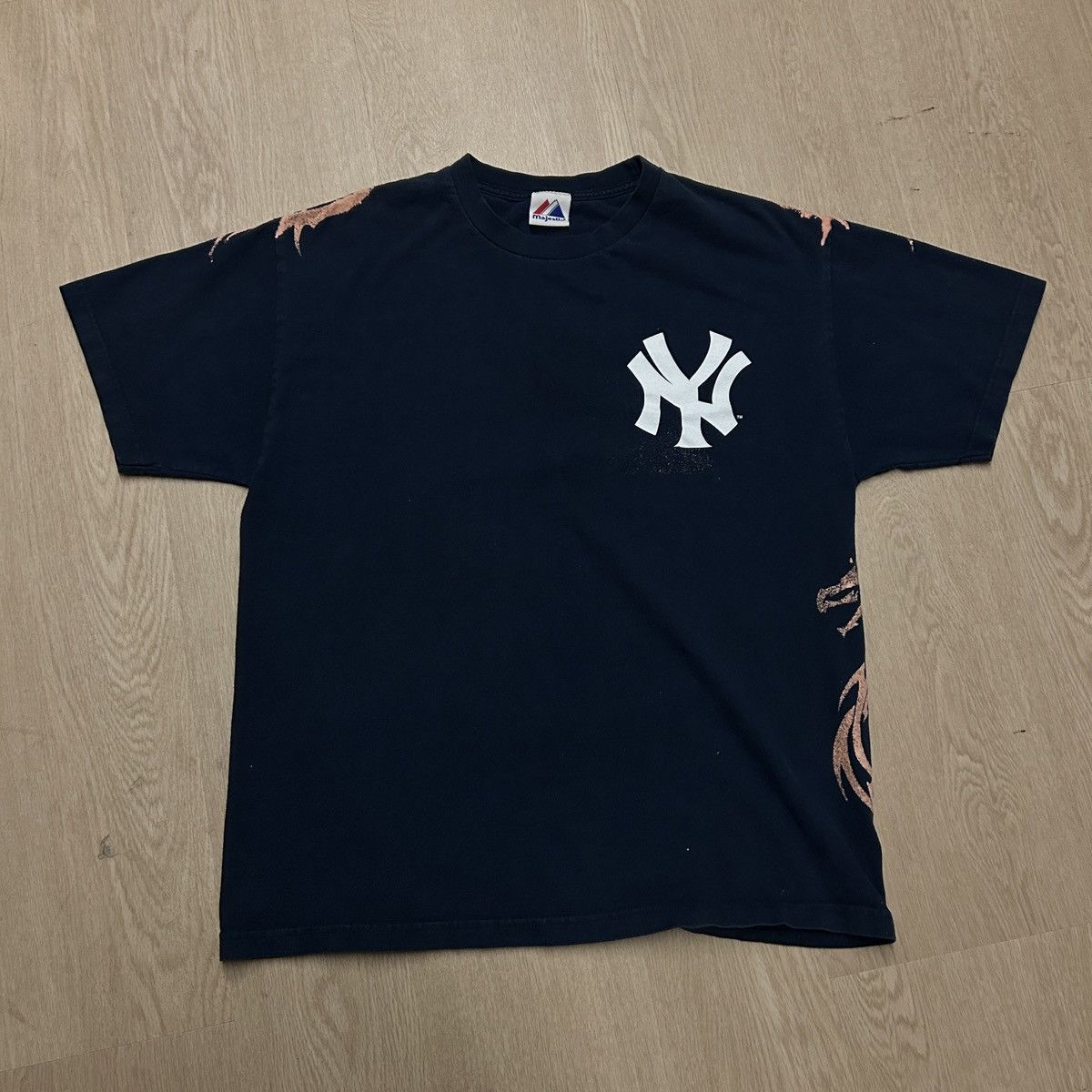 Majestic Hand bleached y2k tribal dragon Yankees tee Size US XL / EU 56 / 4 - 3 Thumbnail