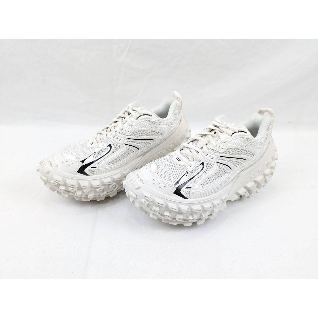 Balenciaga o1rshd1 Contrast Defender Bouncer in Eggshell/Black Size US 8 / EU 41 - 17 Thumbnail