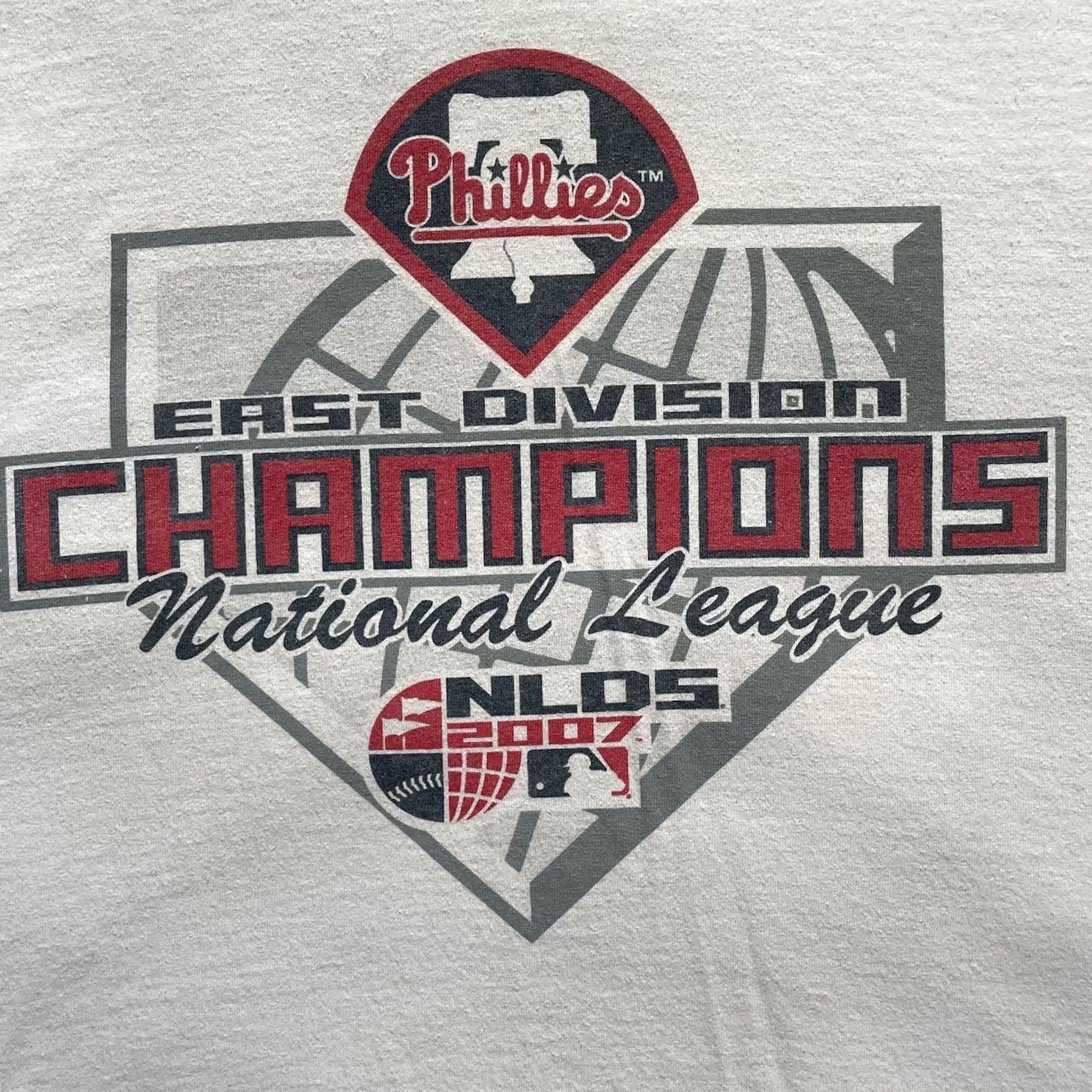 Champion VTG Hanes Heavyweight T-Shirt Philadelphia Phillies 2007 East Division Champions Mens XL White (Crew Neck) MLB Baseball Graphic Short Sleeve Size US XL / EU 56 / 4 - 2 Thumbnail