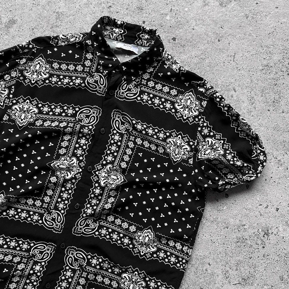 Bershka × Designer Bershka Bandana Printed Black/White SS Button Up Shirt Size US S / EU 44-46 / 1 - 2 Thumbnail