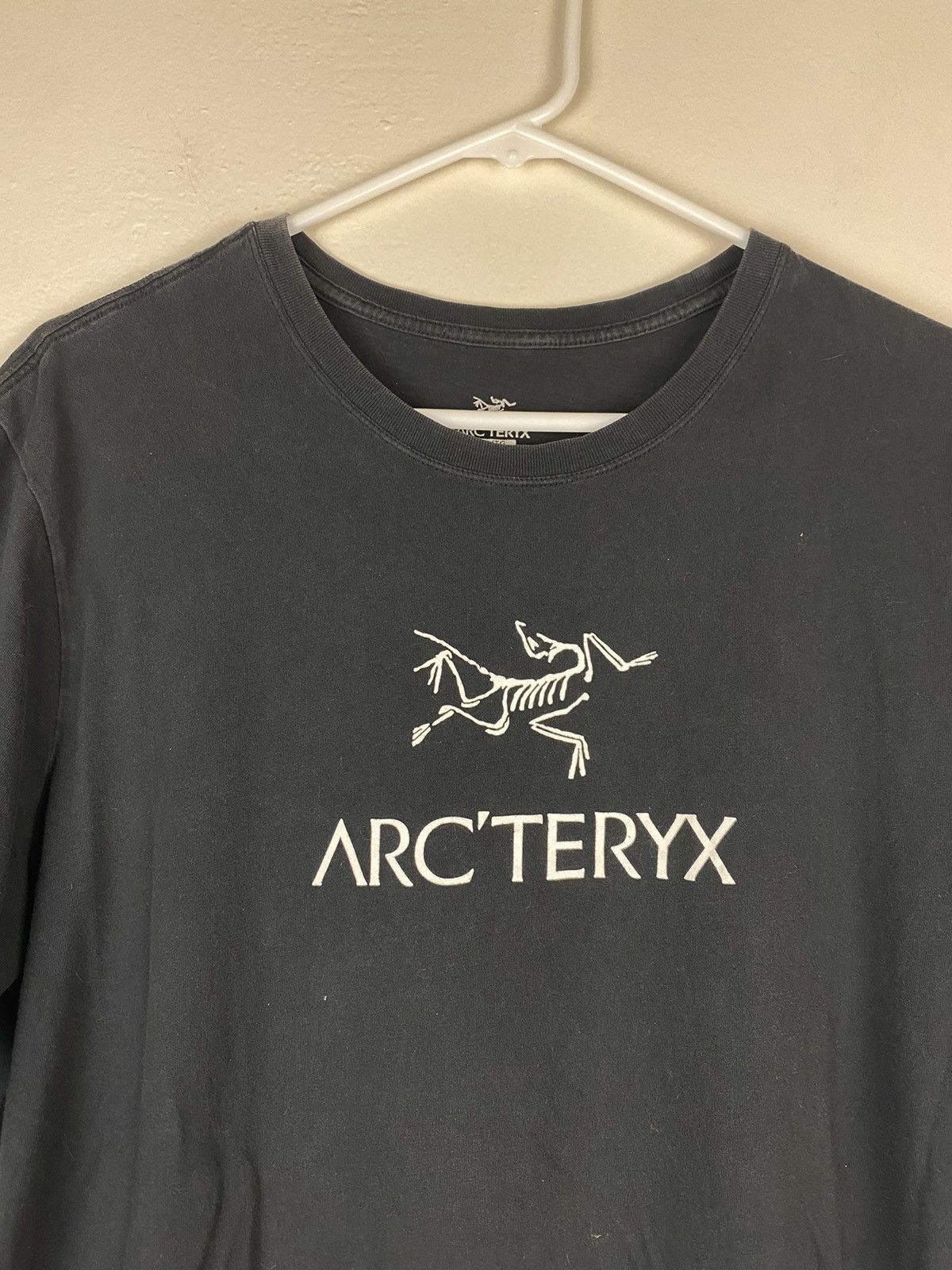 Arc'teryx Vintage Black Arc’teryx Fossil Arc’word SS Logo Tee T Shirt Size US XL / EU 56 / 4 - 2 Thumbnail