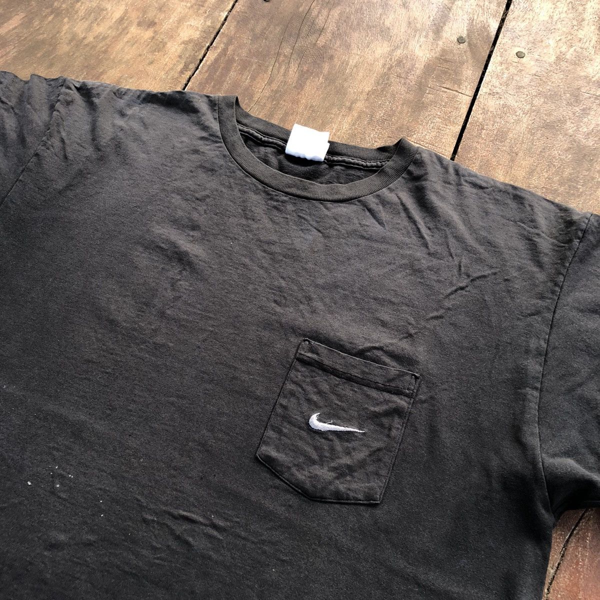 Vintage Vintage Thrashed Faded Nike Rare Shirt Size US XL / EU 56 / 4 - 1 Thumbnail