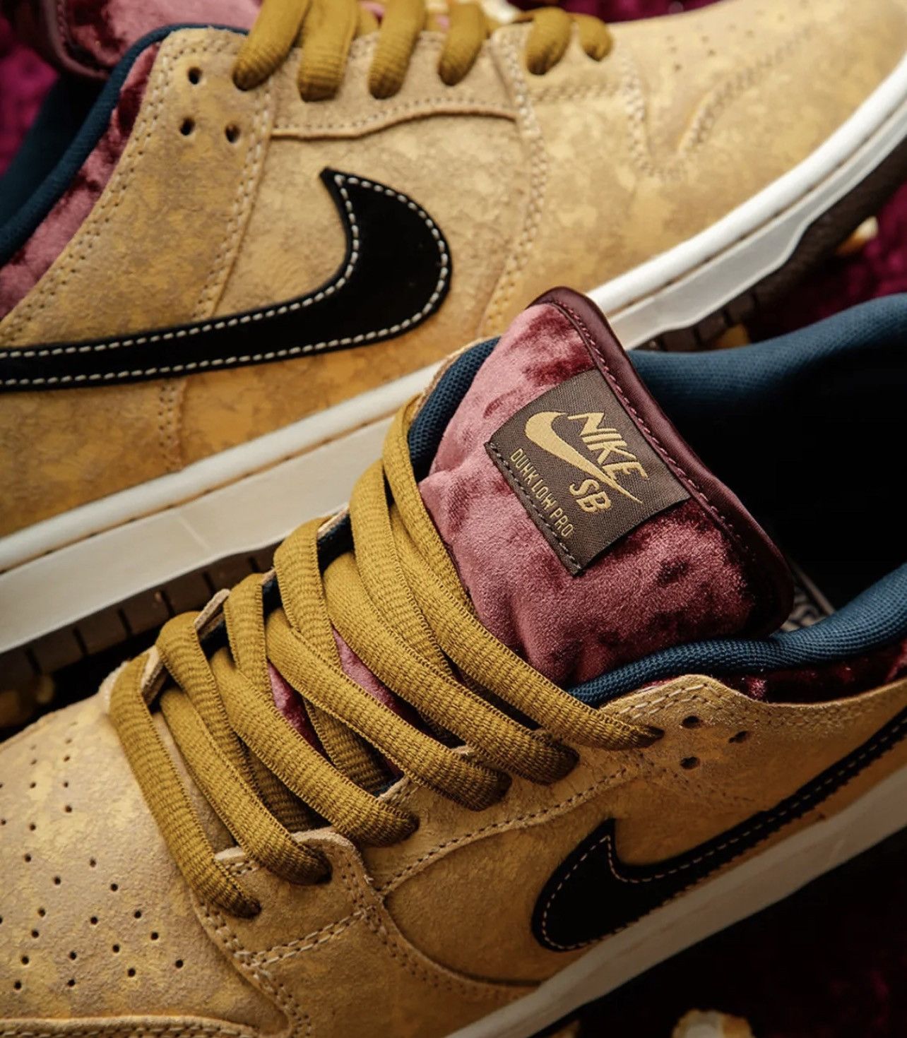 Designer × Nike Nike SB Dunks Low City of Cinema | Men’s SZ 11 | Gold & Red Size US 11 / EU 44 - 5 Thumbnail