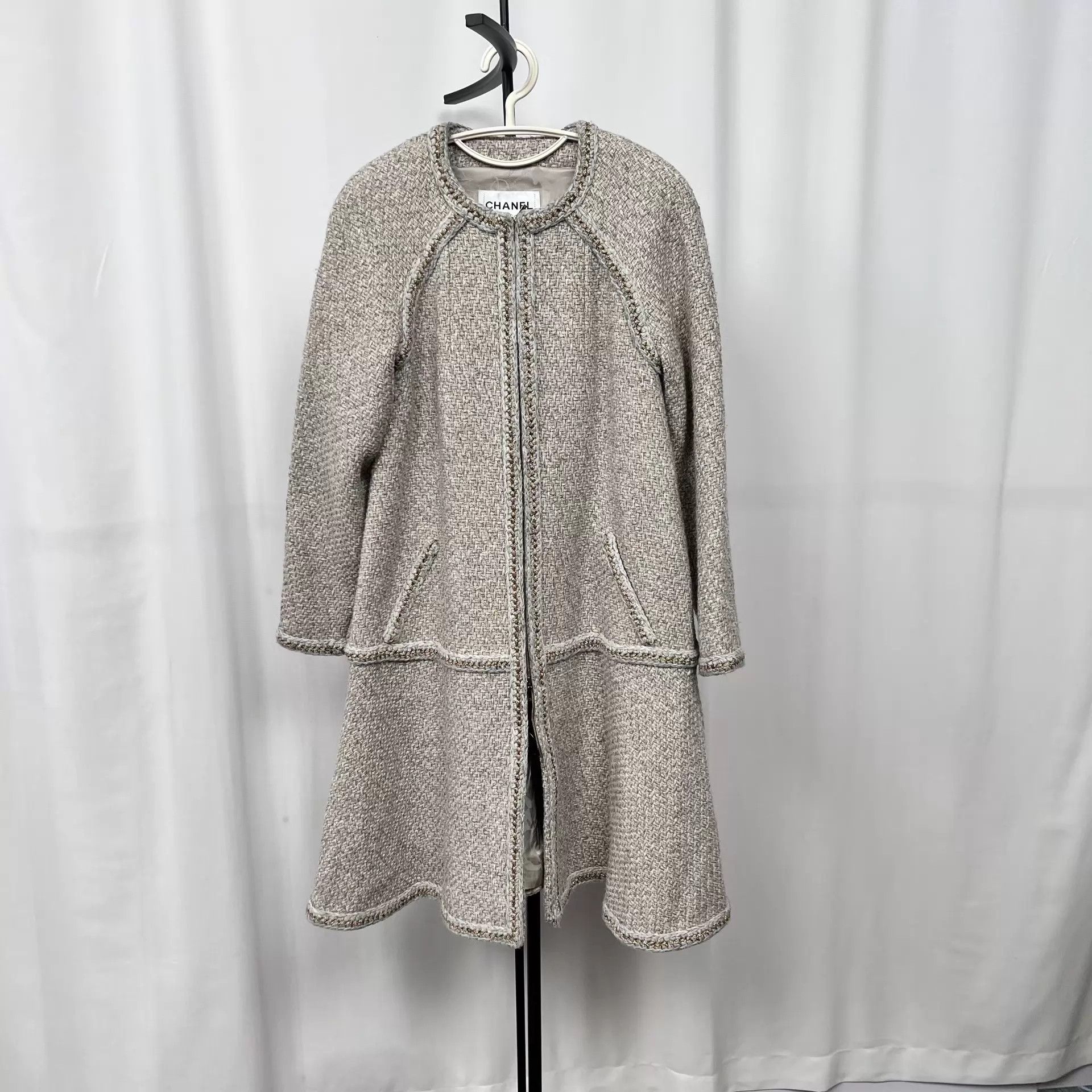 Chanel CHANEL Women's Light Gray Tweed Overcoat 36 250512JJKXH09 Size XS / US 0-2 / IT 36-38 - 1 Thumbnail