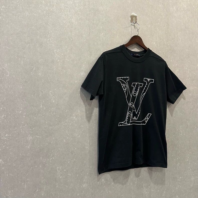 Louis Vuitton Louis Vuitton Solid Print Classic Short Sleeve Crew Neck Sh Size US M / EU 48-50 / 2 - 4 Thumbnail