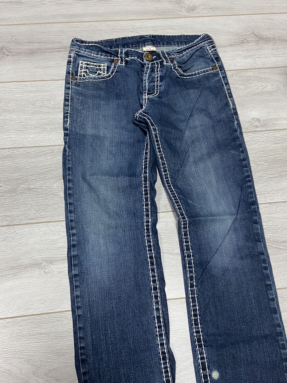 True Religion True Religion white stitched horse shoe vintage denim jeans Size US 30 / EU 46 - 3 Thumbnail