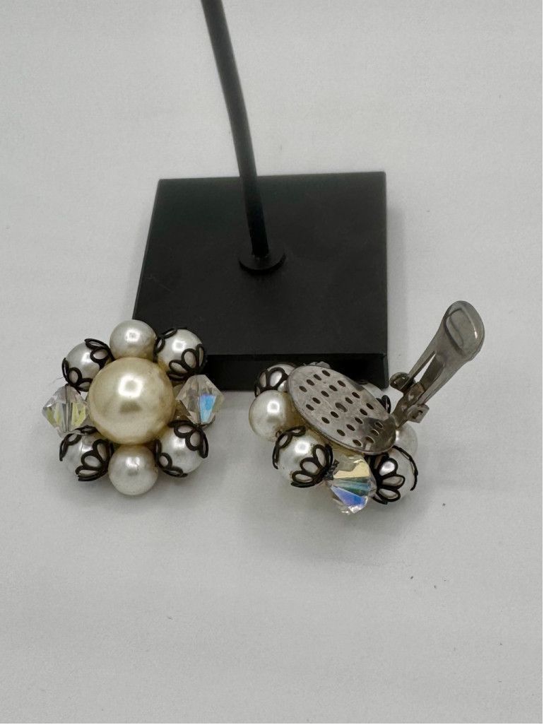 The Unbranded Brand 1950's Vogue Rhinestone Faux Pearl Clip Earrings Size ONE SIZE - 5 Thumbnail