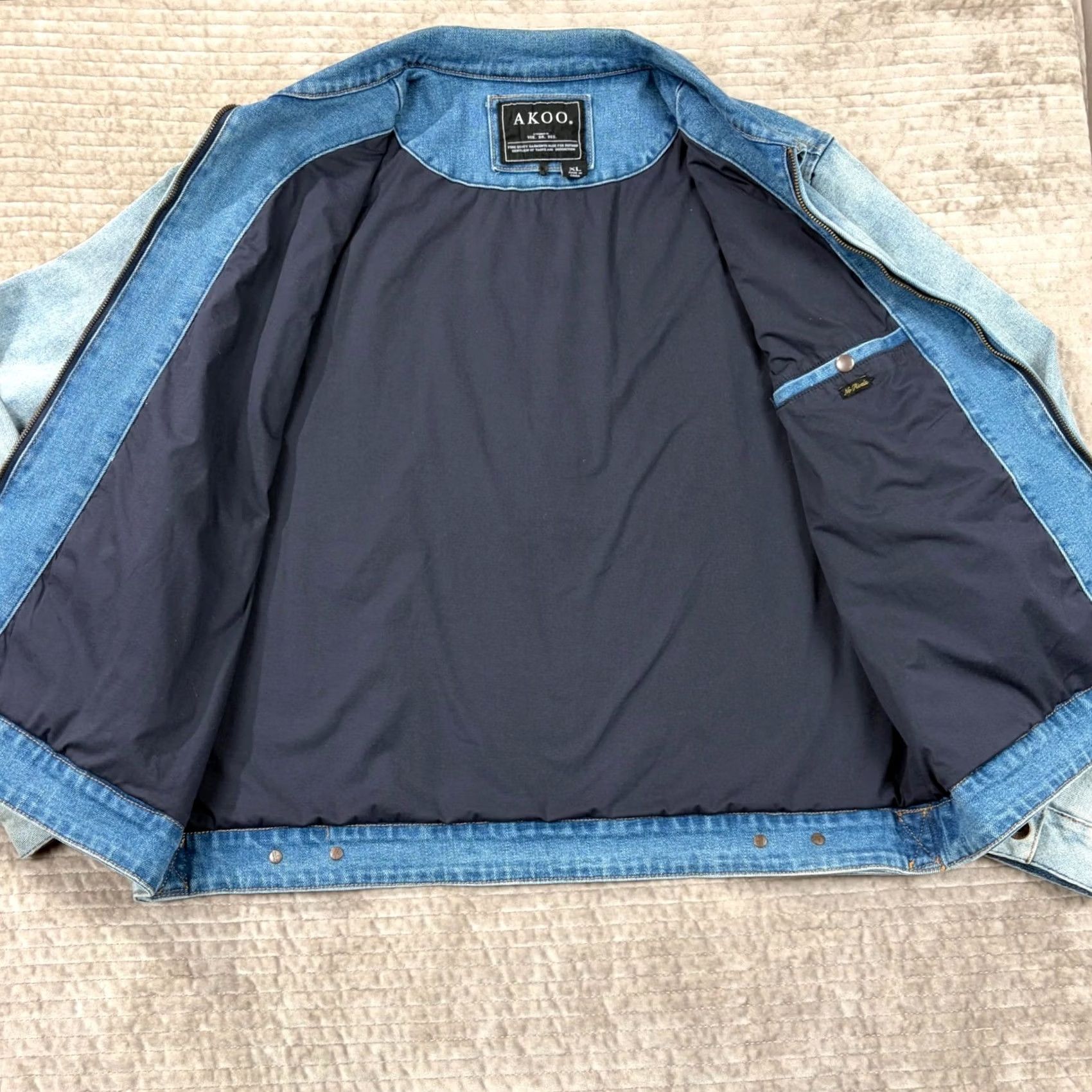 Denime AKOO Mens XL Light Wash Denim Jacket Full Zip Fox Mascot Live Full Live Well Bomber Jacket Streetwear Logo Zipper Pockets Embroidered Casual Mens Size US XL / EU 56 / 4 - 2 Thumbnail