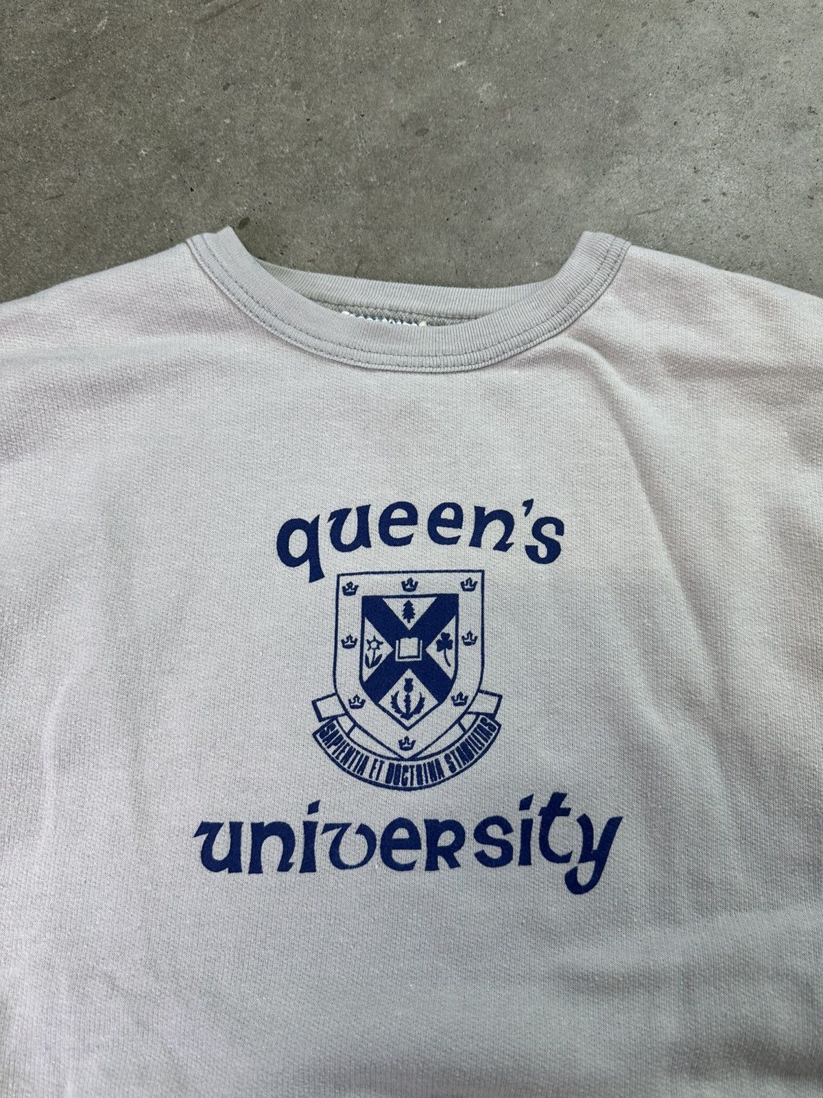 Vintage vintage 80s queens university spellout logo crewneck white Size US S / EU 44-46 / 1 - 3 Thumbnail