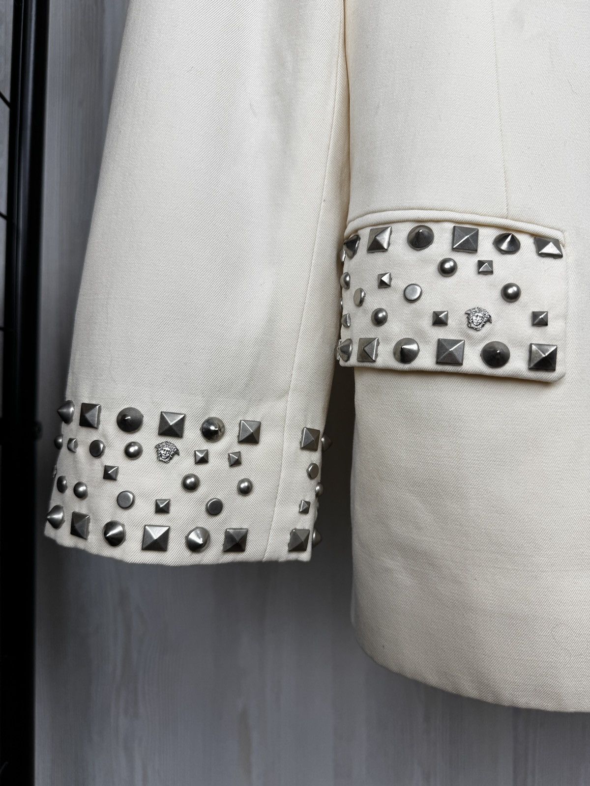 Versace Gianni Versace Couture Italy beige blazer metal logo trims Size M / US 6-8 / IT 42-44 - 5 Thumbnail