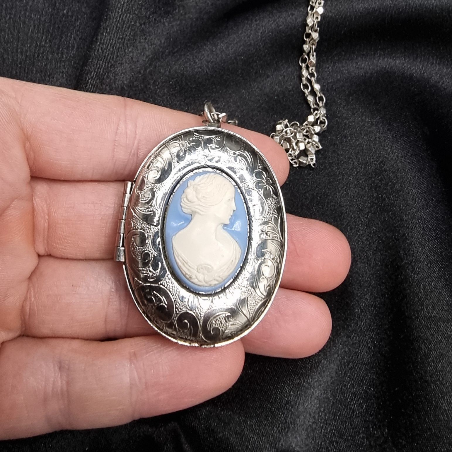 Vintage Vintage 1980's-1990's Silver Oval Locket Necklace With Blue Size ONE SIZE - 4 Thumbnail