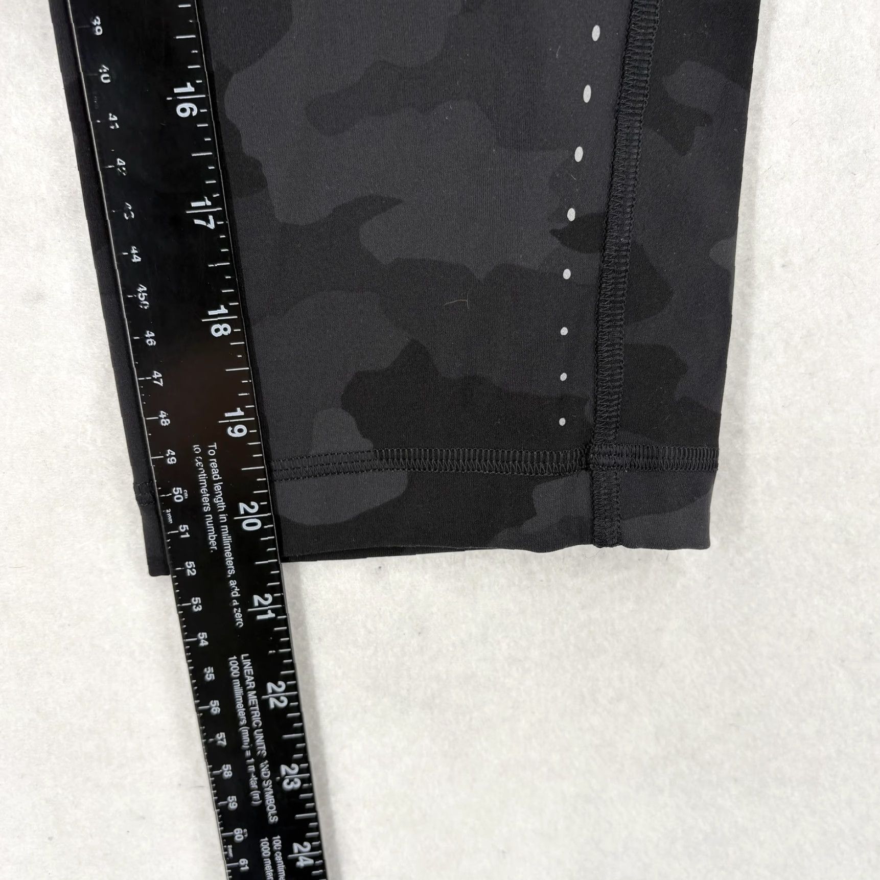 Lululemon Lululemon Align Capri Pants Womens 12 Black Camo Leggings Pockets Reflective Capris Yoga Running Shoes? Size 34" / US 12 / IT 48 - 7 Thumbnail