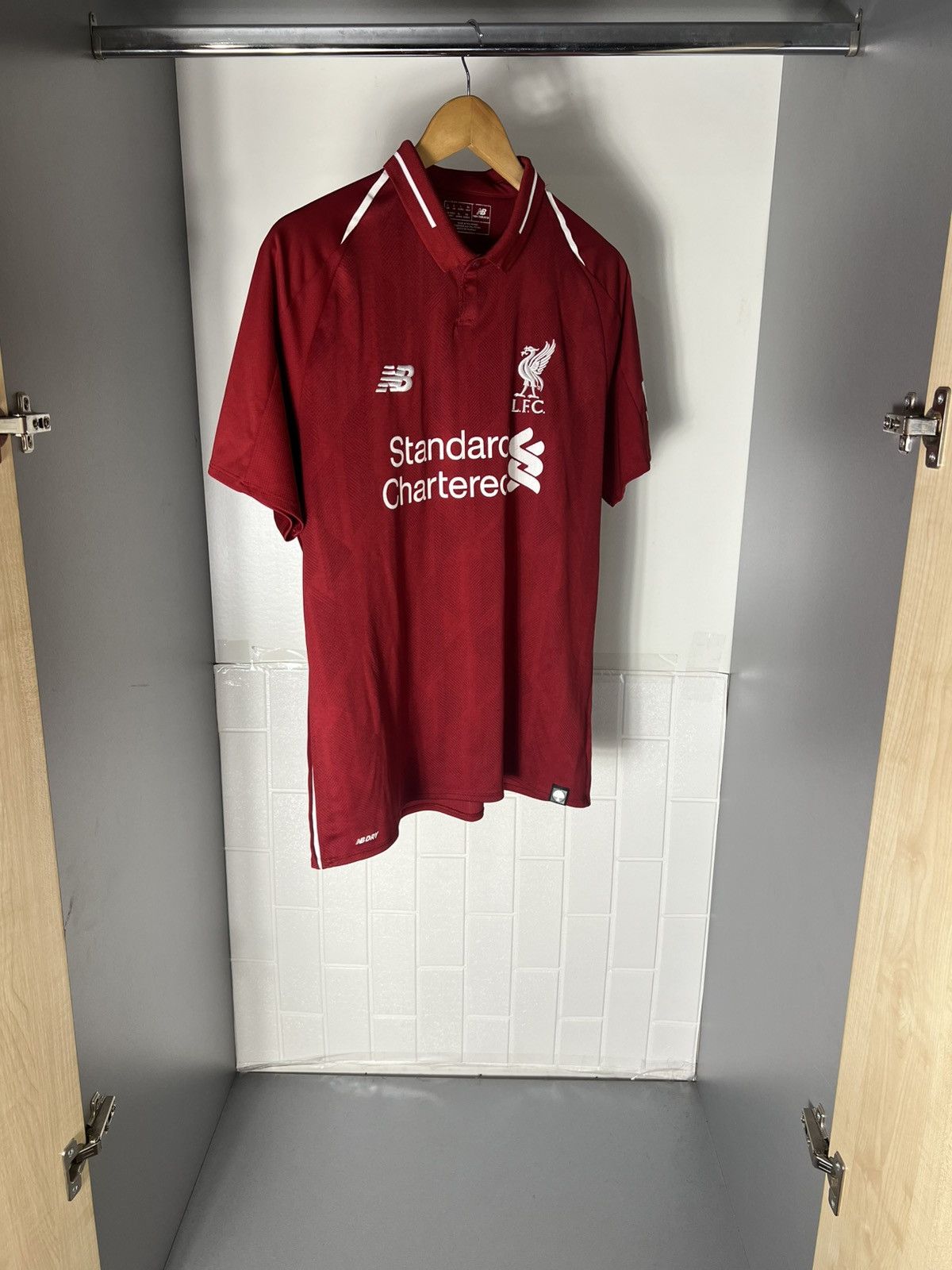 New Balance VINTAGE NEW BALANCE FC LIVERPOOL ENGLAND SOCCER JERSEY RETRO Size US L / EU 52-54 / 3 - 5 Thumbnail