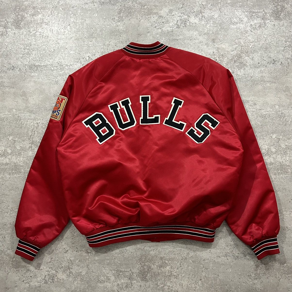 Chalk Line × NBA × Vintage VTG 90s NBA CHICAGO BULLS SATIN BOMBER JACKET SPELL OUT Size US XL / EU 56 / 4 - 1 Thumbnail