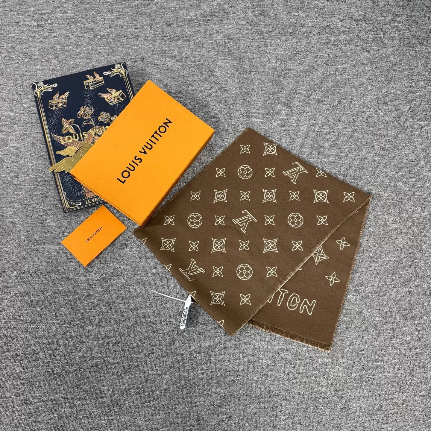 Louis Vuitton LV New Double Sided Monogram Wool Scarf Mint Size ONE SIZE - 2 Thumbnail