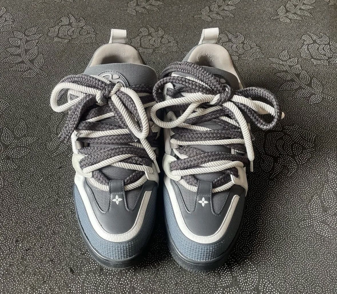 Louis Vuitton LV lowtop sneakers wxx Size US 10.5 / EU 43-44 - 2 Thumbnail