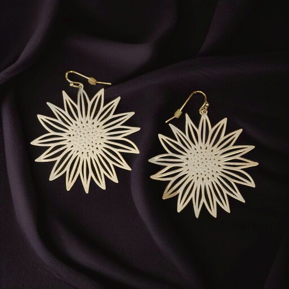 Other Gold tone lightweight filigree sunflower earrings Size ONE SIZE - 1 Thumbnail