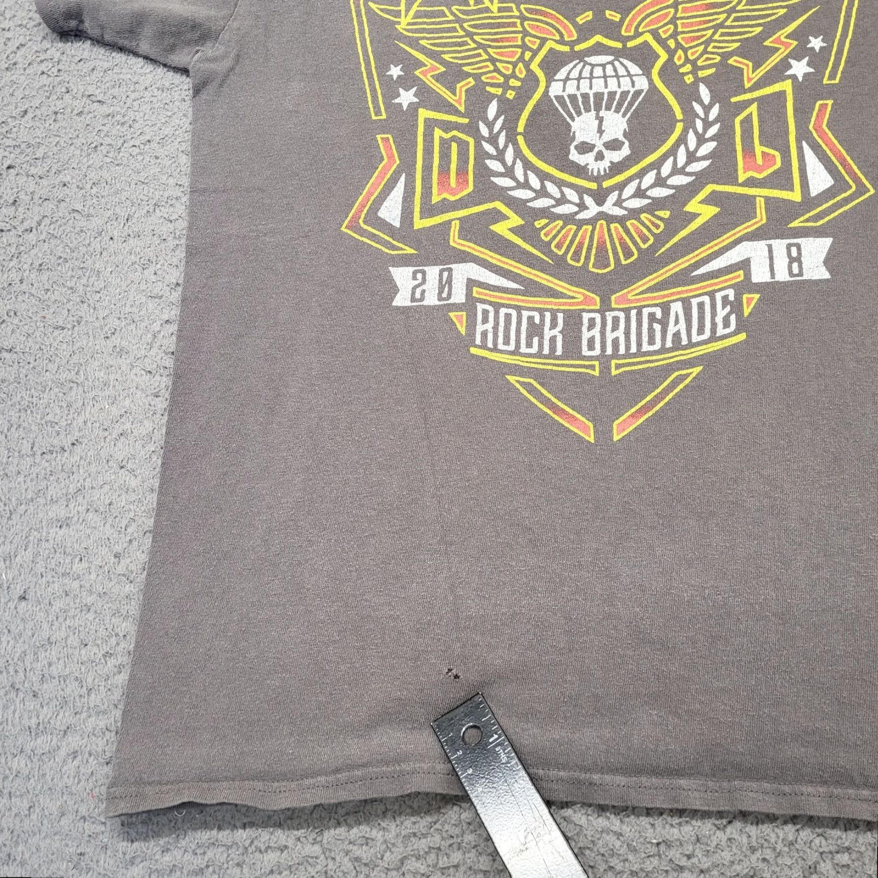 Vintage Def Leppard Tour T-Shirt Men Large Brown Rock Brigade 2018 Band READ Shirt Mens Concert 2018 Size US L / EU 52-54 / 3 - 6 Thumbnail
