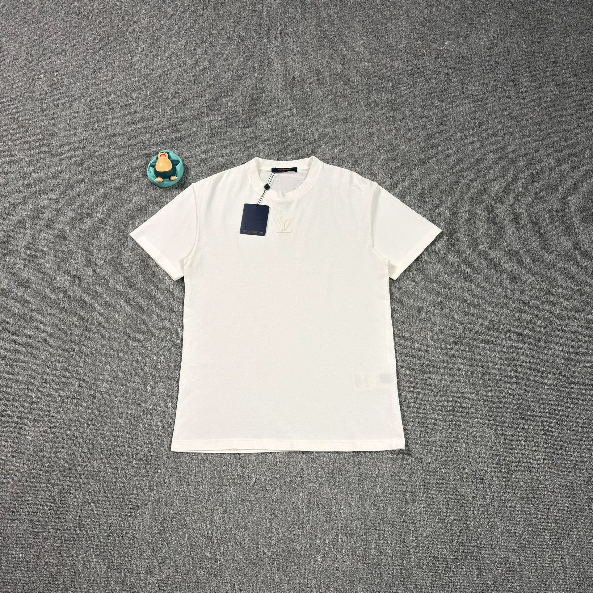 Louis Vuitton Louis Vuitton Embossed Logo T-Shirt Size S Size US S / EU 44-46 / 1 - 1 Thumbnail