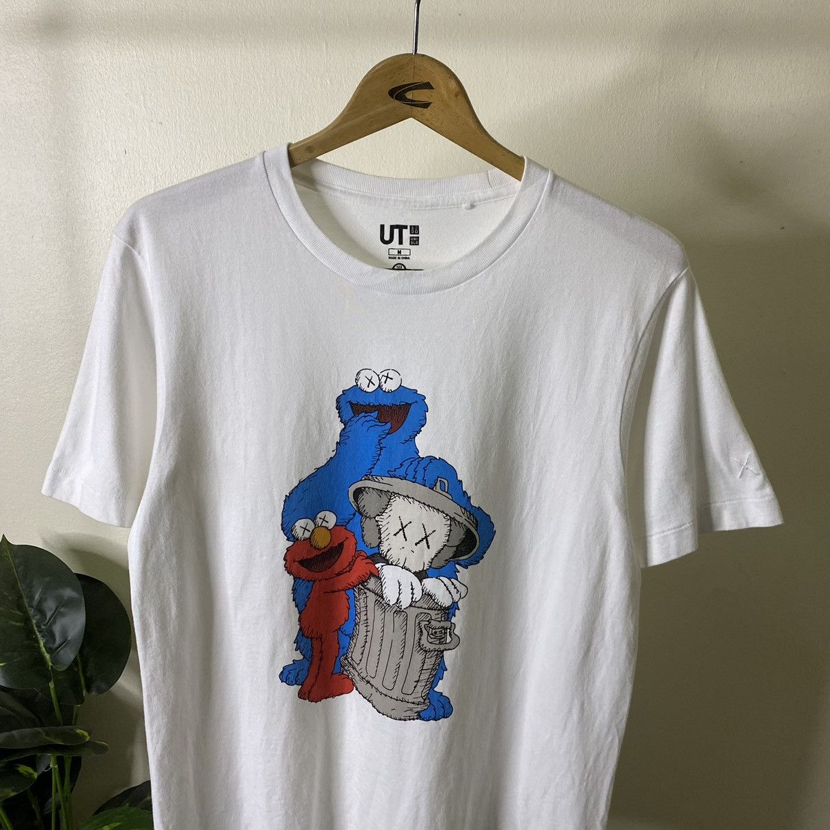 Kaws Kaws x Sesame Street x Uniqlo UT Collaboration Tee Size US M / EU 48-50 / 2 - 2 Thumbnail