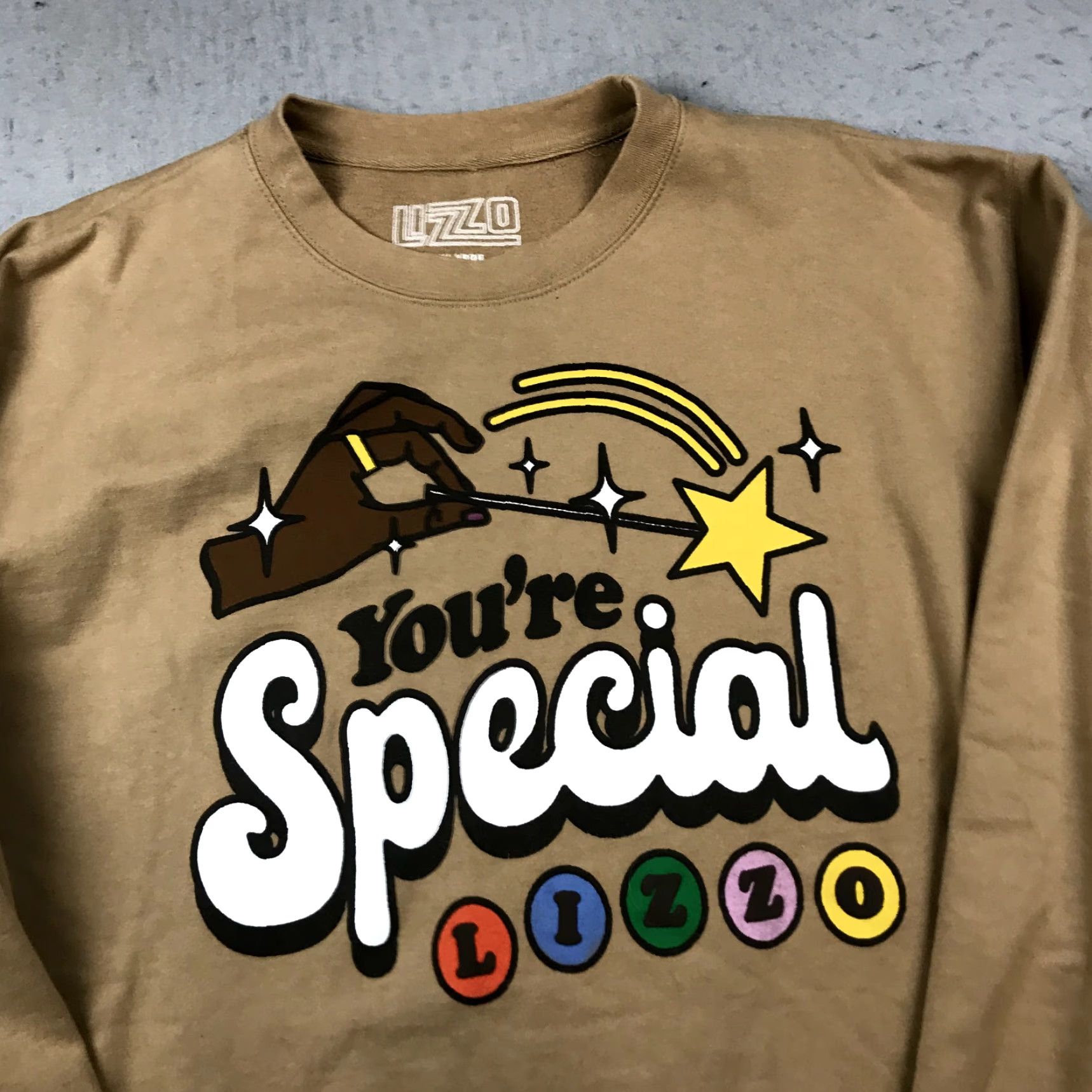 Rizzoli Lizzo Sweatshirt Adult 2XL XXL Brown Crewneck Graphic Print Music Holiday Tour Mens Size US XXL / EU 58 / 5 - 2 Thumbnail