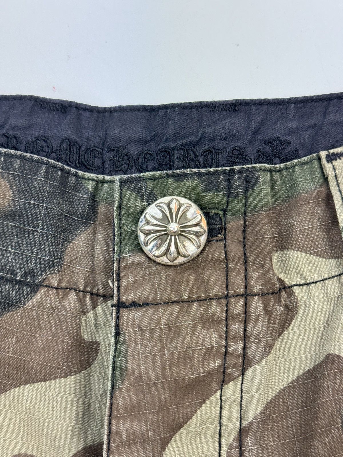 Chrome Hearts CAMOUFLAGE SINGLE BLACK CROSS SILVER BUTTON DETAILED SHORTS Size US 36 / EU 52 - 6 Thumbnail