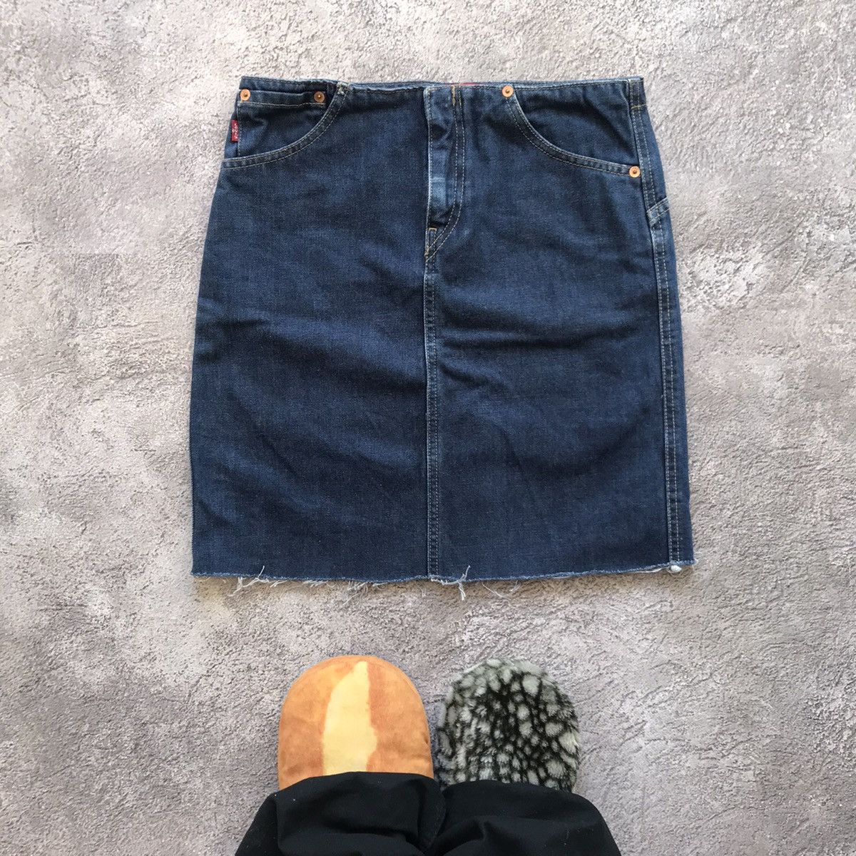 Vintage Vintage Levis Y2K Midi Skirt Thrashed Dark Wash Punk Boxy 27 Size 27" / US 4 / IT 40 - 1 Thumbnail